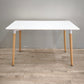 89580 Tavolo rettangolare con piano bianco e gambe in legno