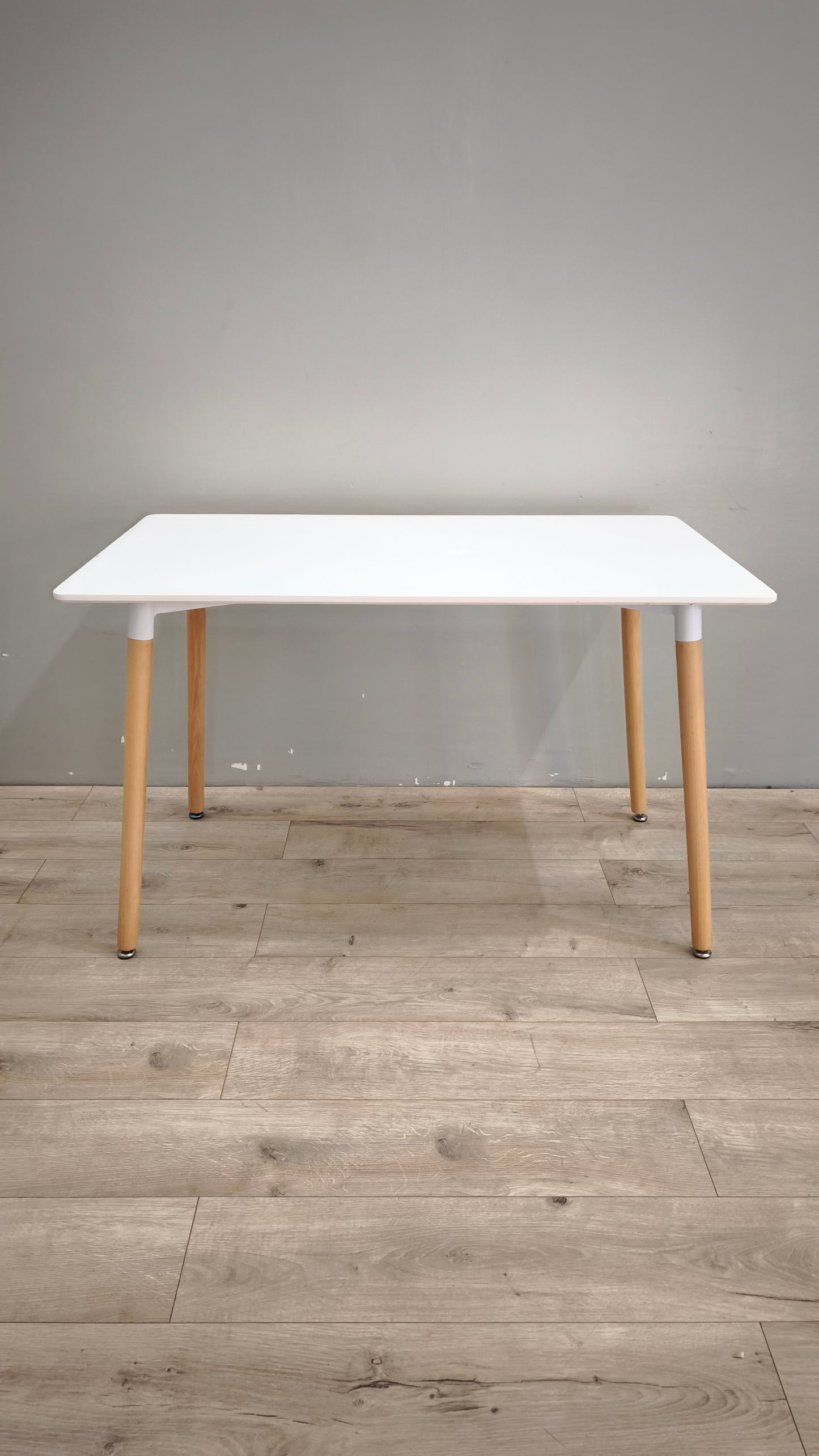 89580 Tavolo rettangolare con piano bianco e gambe in legno
