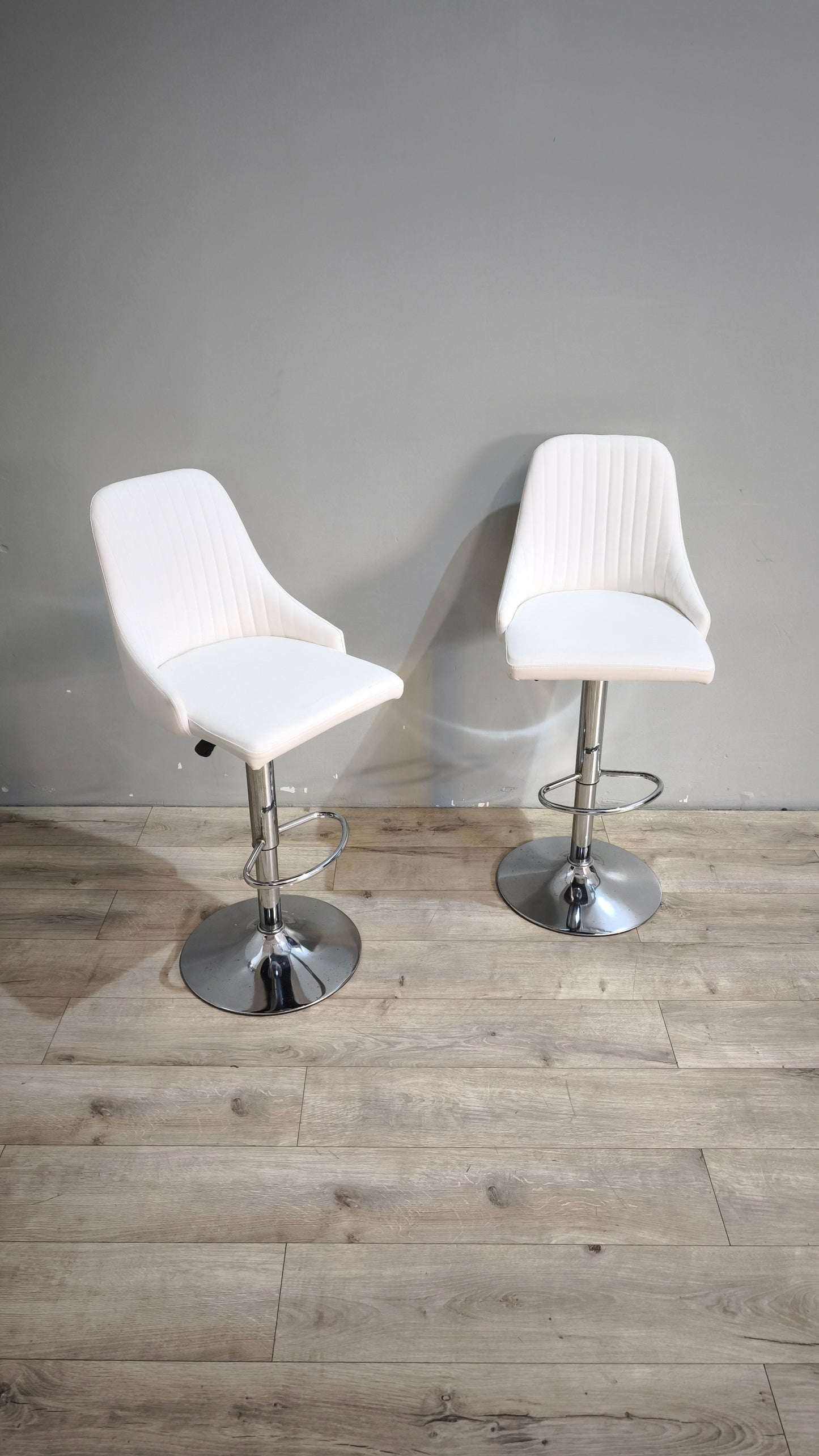 89585 Sgabello con struttura in metallo cromato e seduta bianca