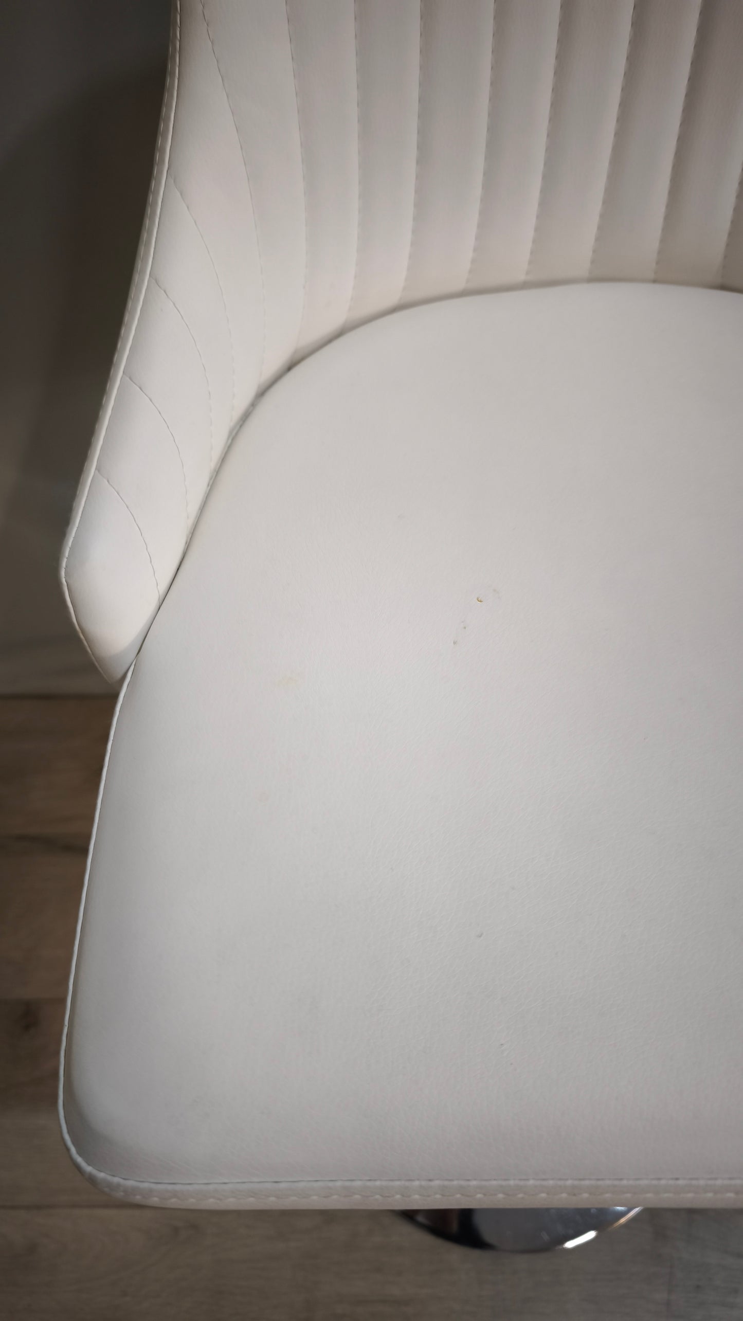 89585 Sgabello con struttura in metallo cromato e seduta bianca