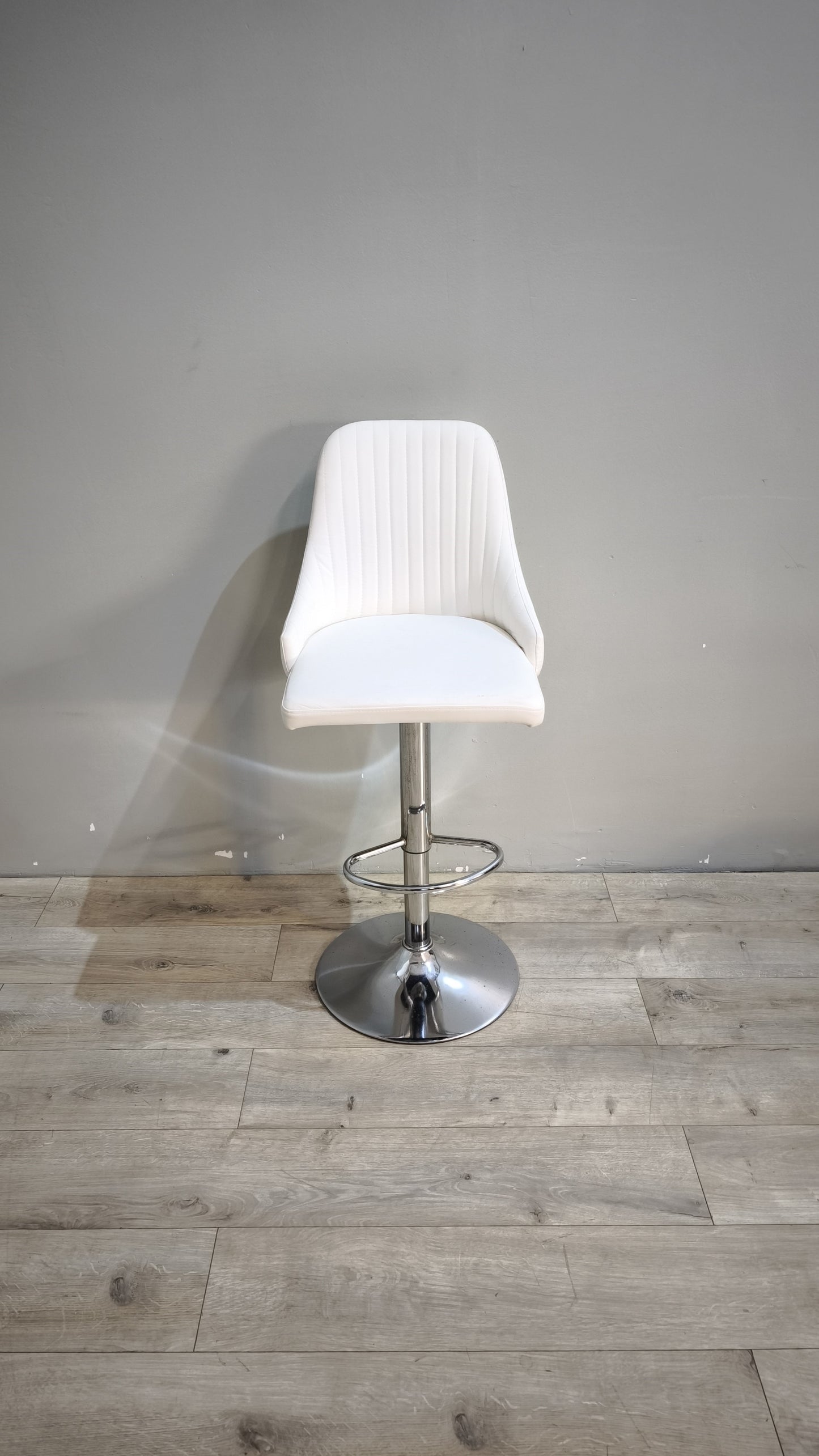 89585 Sgabello con struttura in metallo cromato e seduta bianca