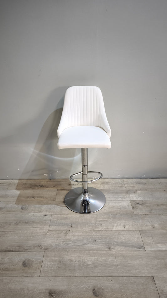 89585 Sgabello con struttura in metallo cromato e seduta bianca