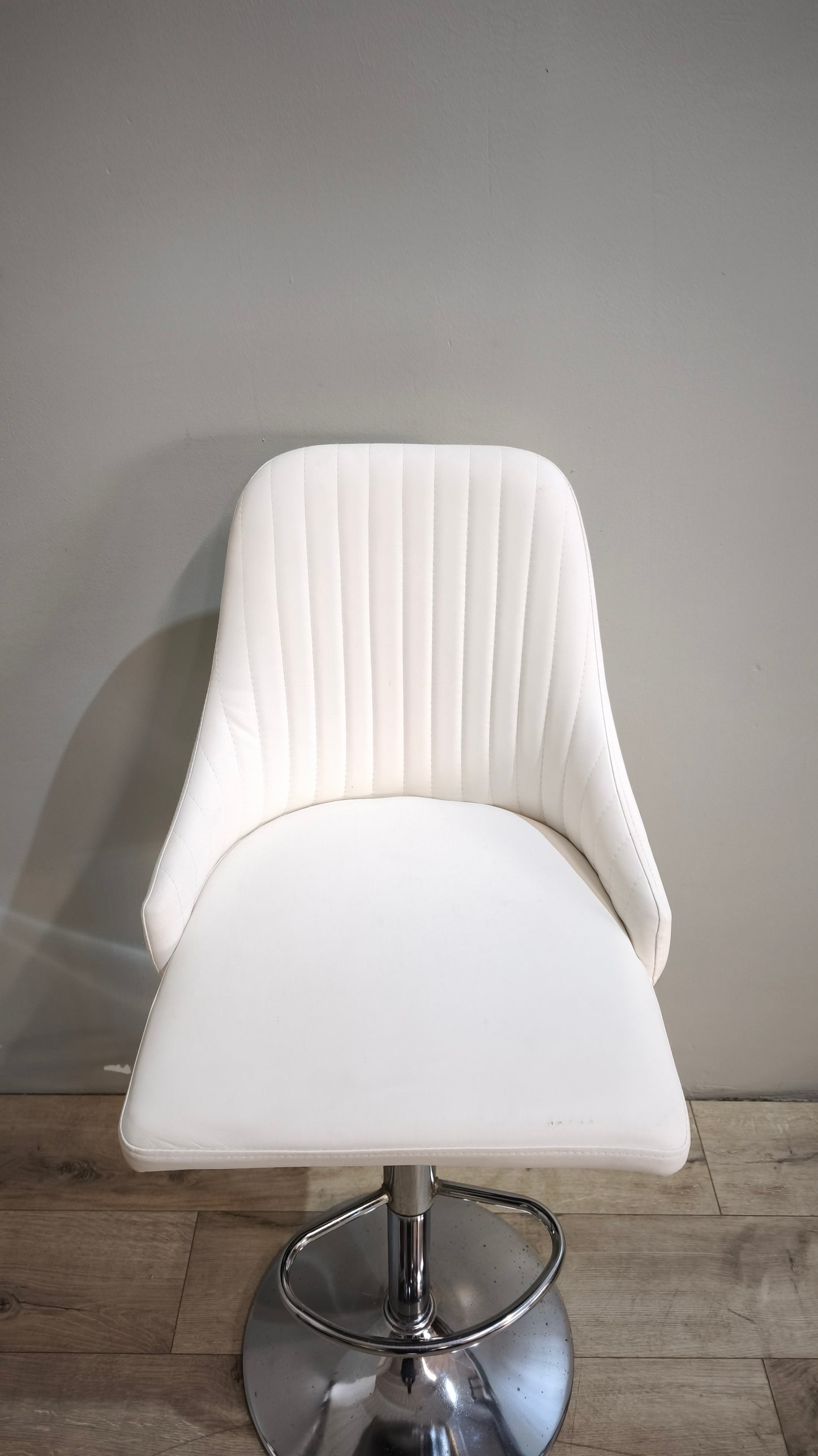89585 Sgabello con struttura in metallo cromato e seduta bianca