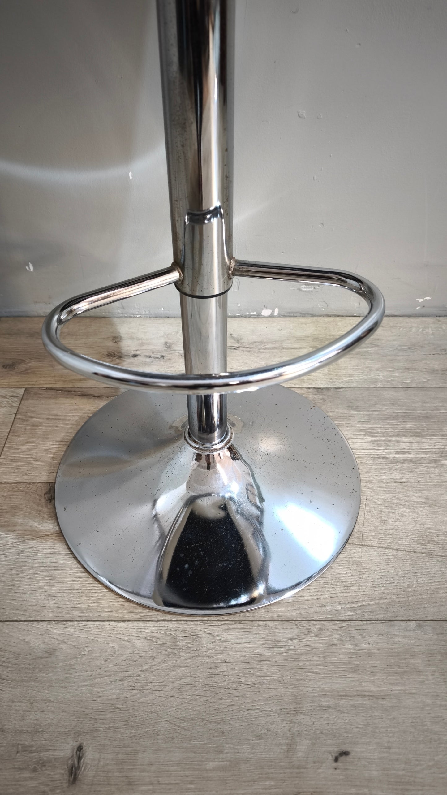 89585 Sgabello con struttura in metallo cromato e seduta bianca