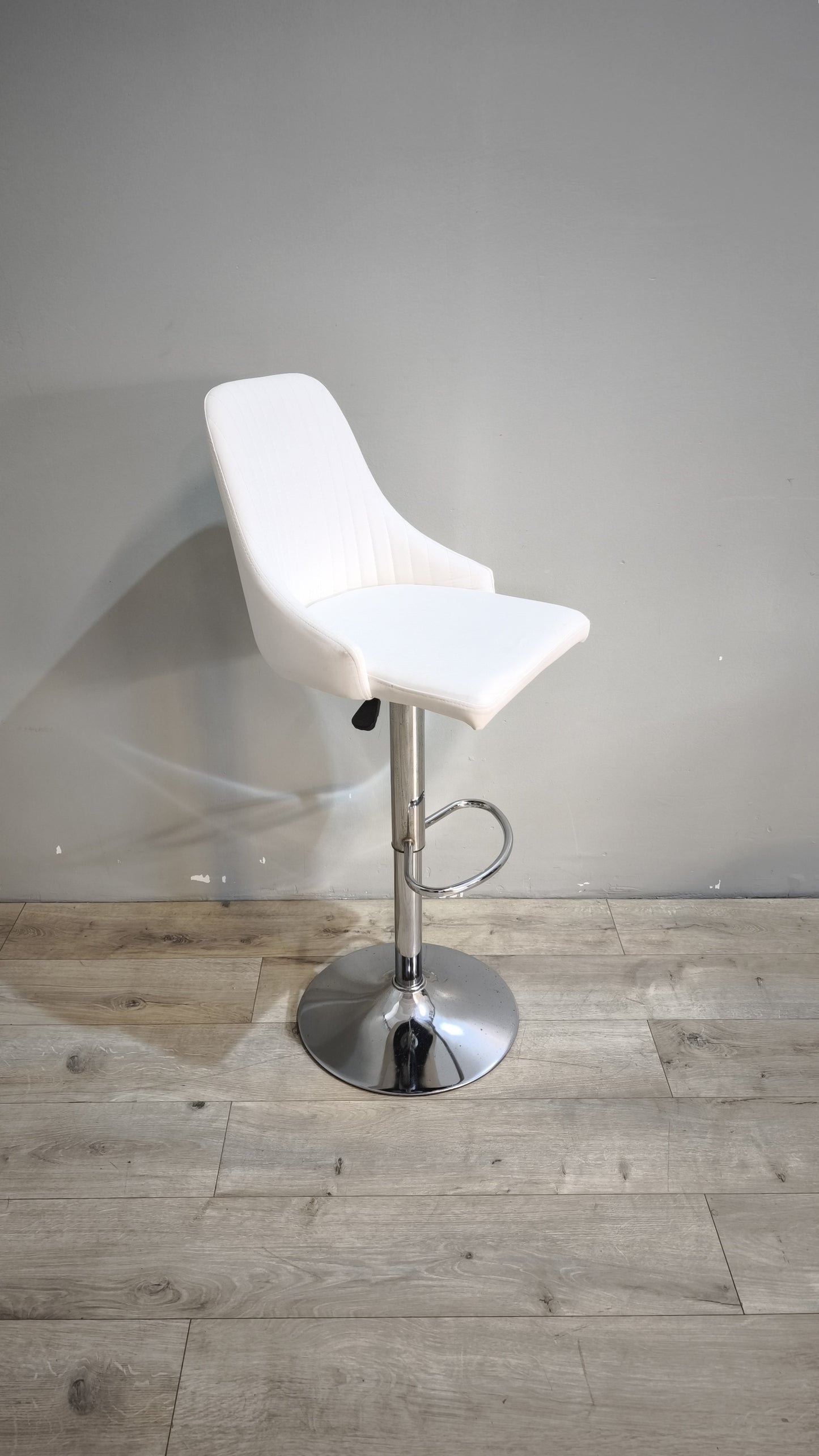 89585 Sgabello con struttura in metallo cromato e seduta bianca