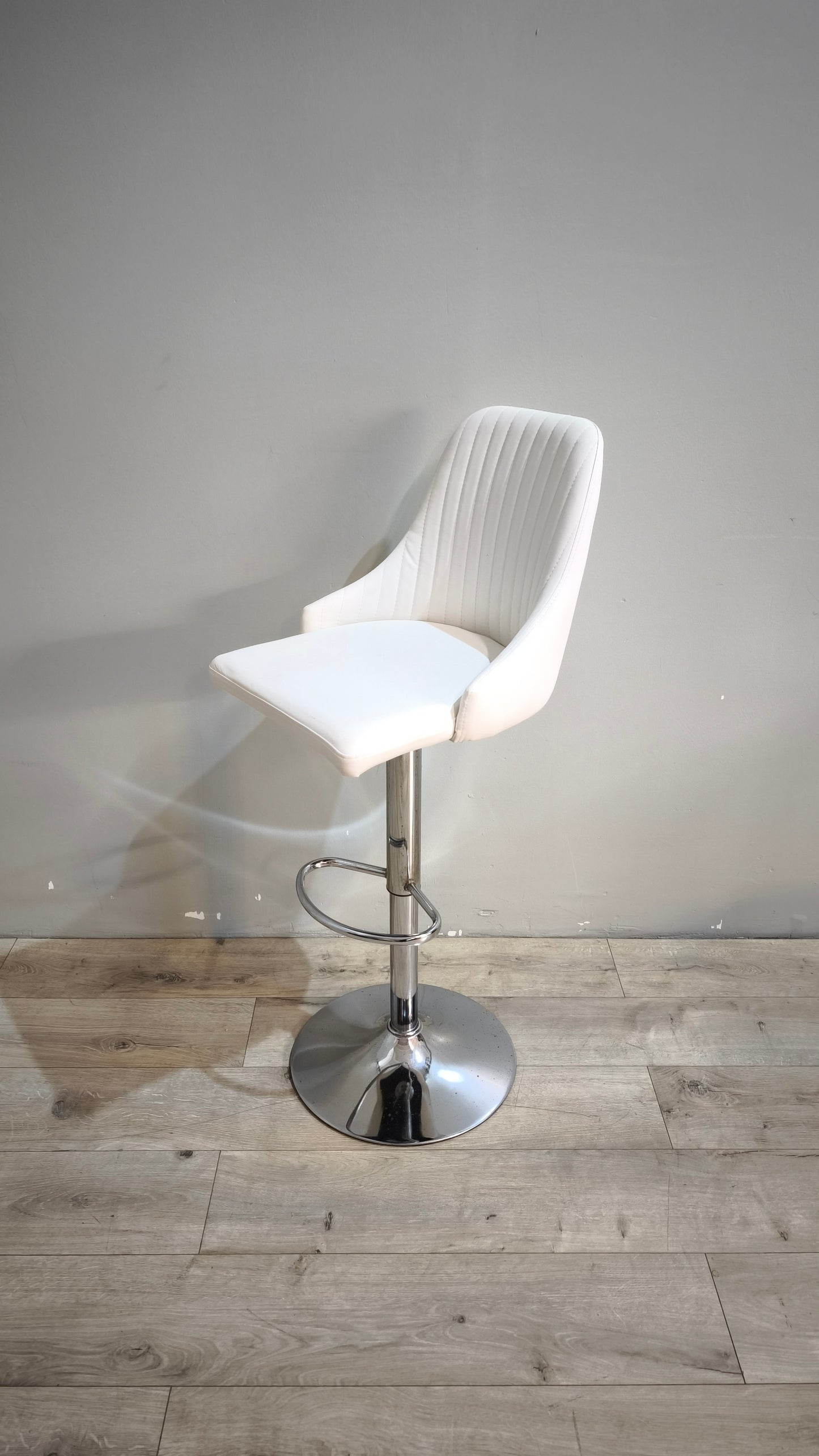 89585 Sgabello con struttura in metallo cromato e seduta bianca