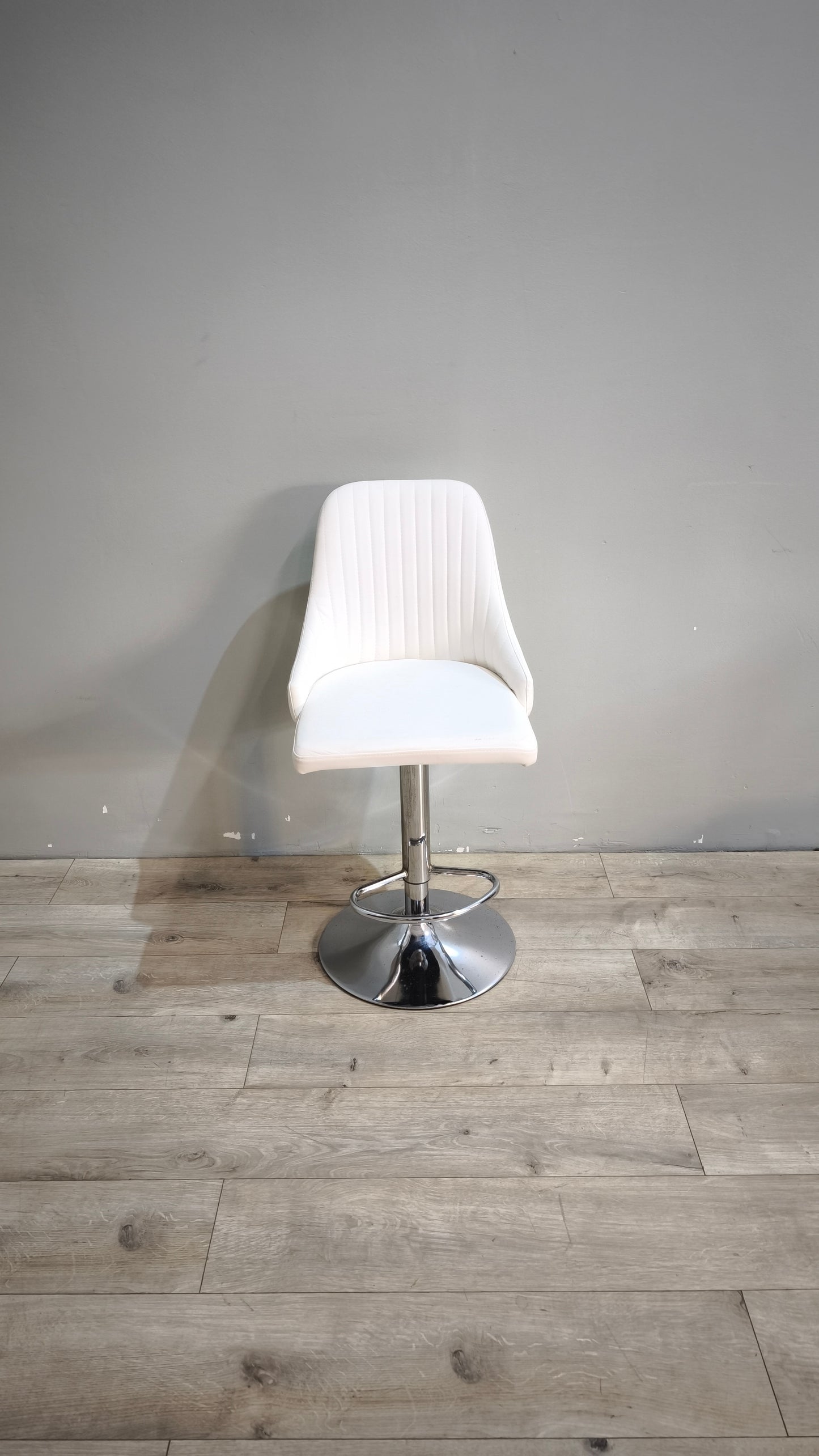 89585 Sgabello con struttura in metallo cromato e seduta bianca