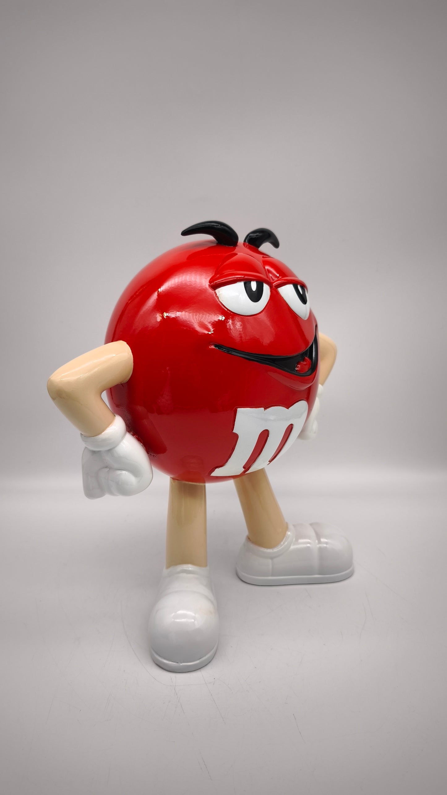 89608 Statua in resina M&M's rosso