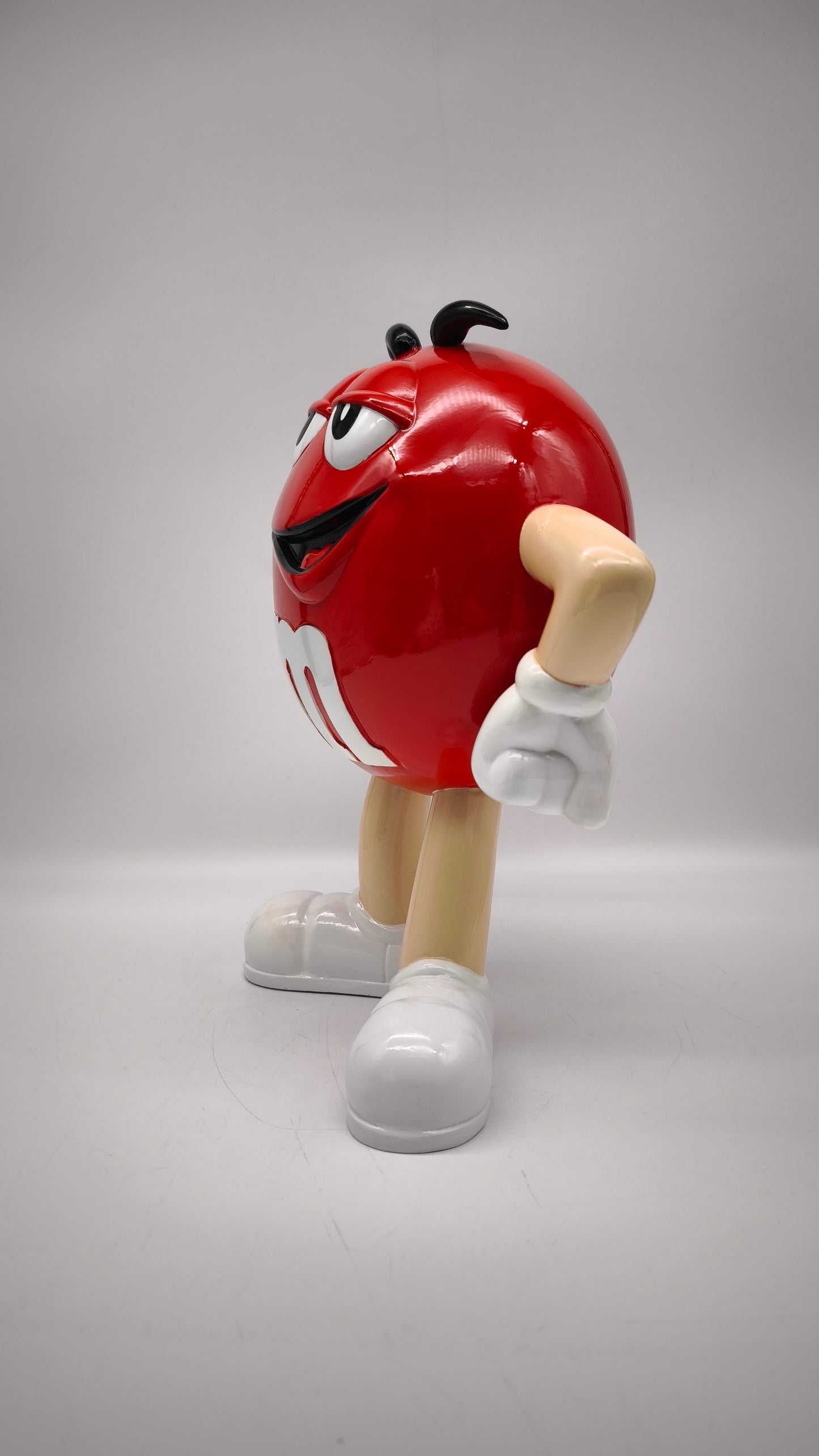 89608 Statua in resina M&M's rosso