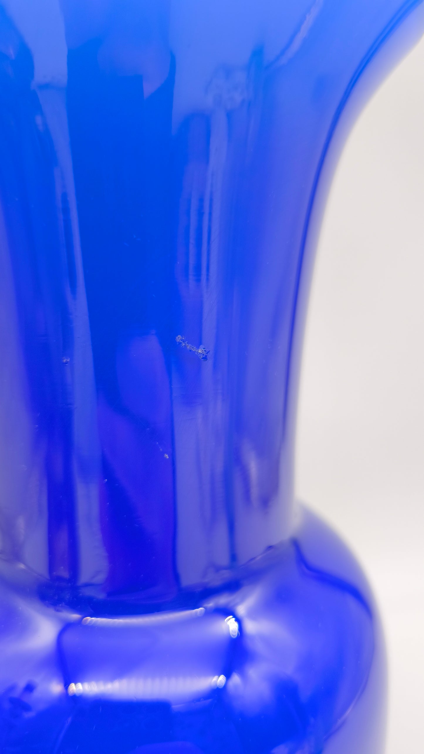 89588 Vaso Opalino in vetro di Murano blu mare e lattimo firmato Venini 2000