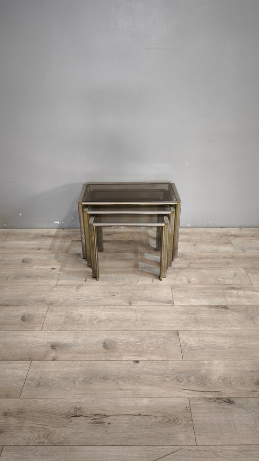 89660 Trittico di tavolini in ottone e vetro fumé