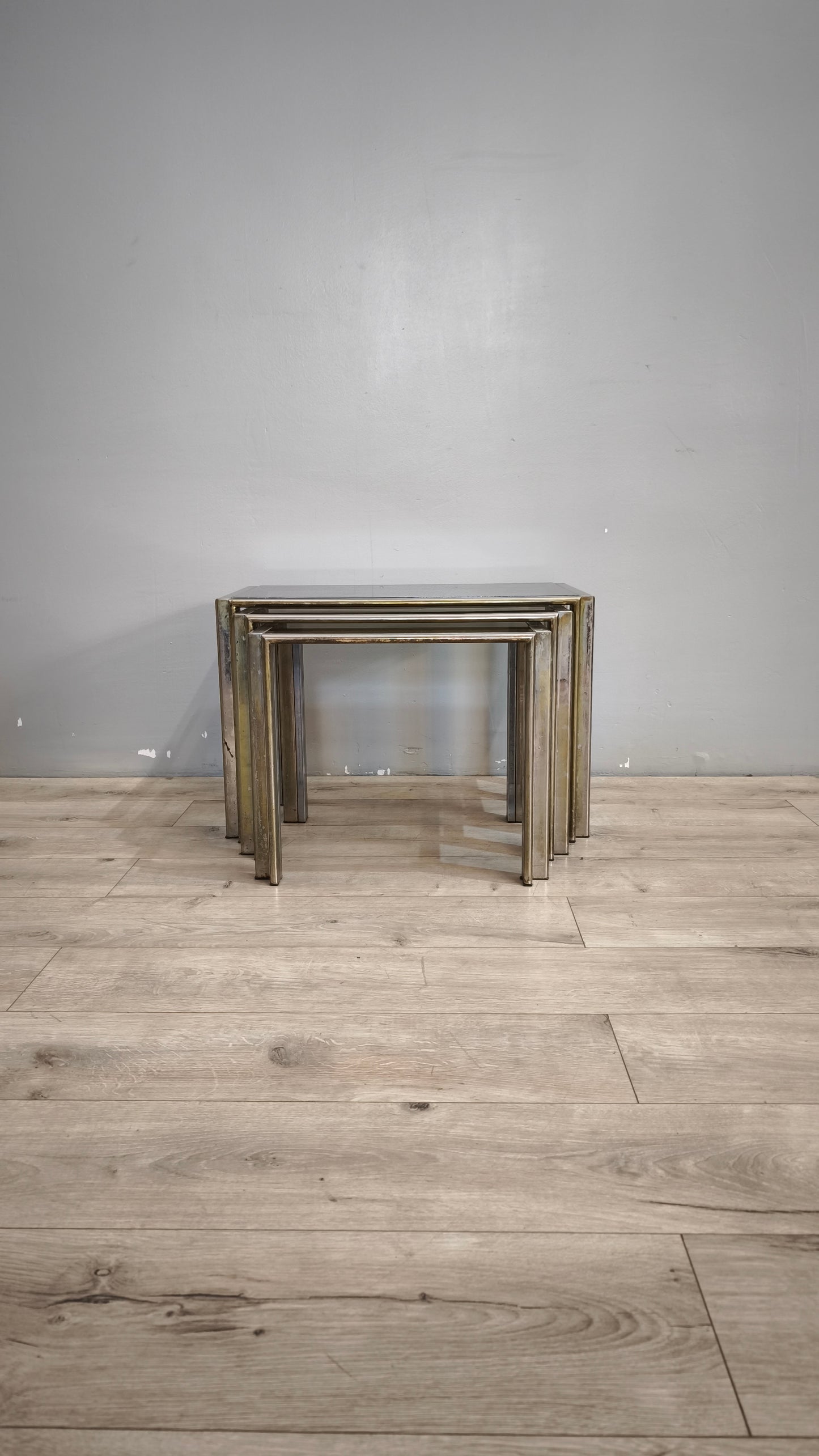 89660 Trittico di tavolini in ottone e vetro fumé