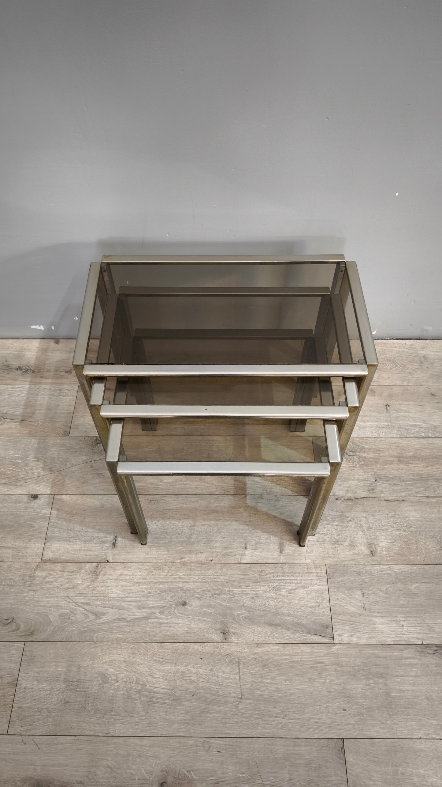 89660 Trittico di tavolini in ottone e vetro fumé