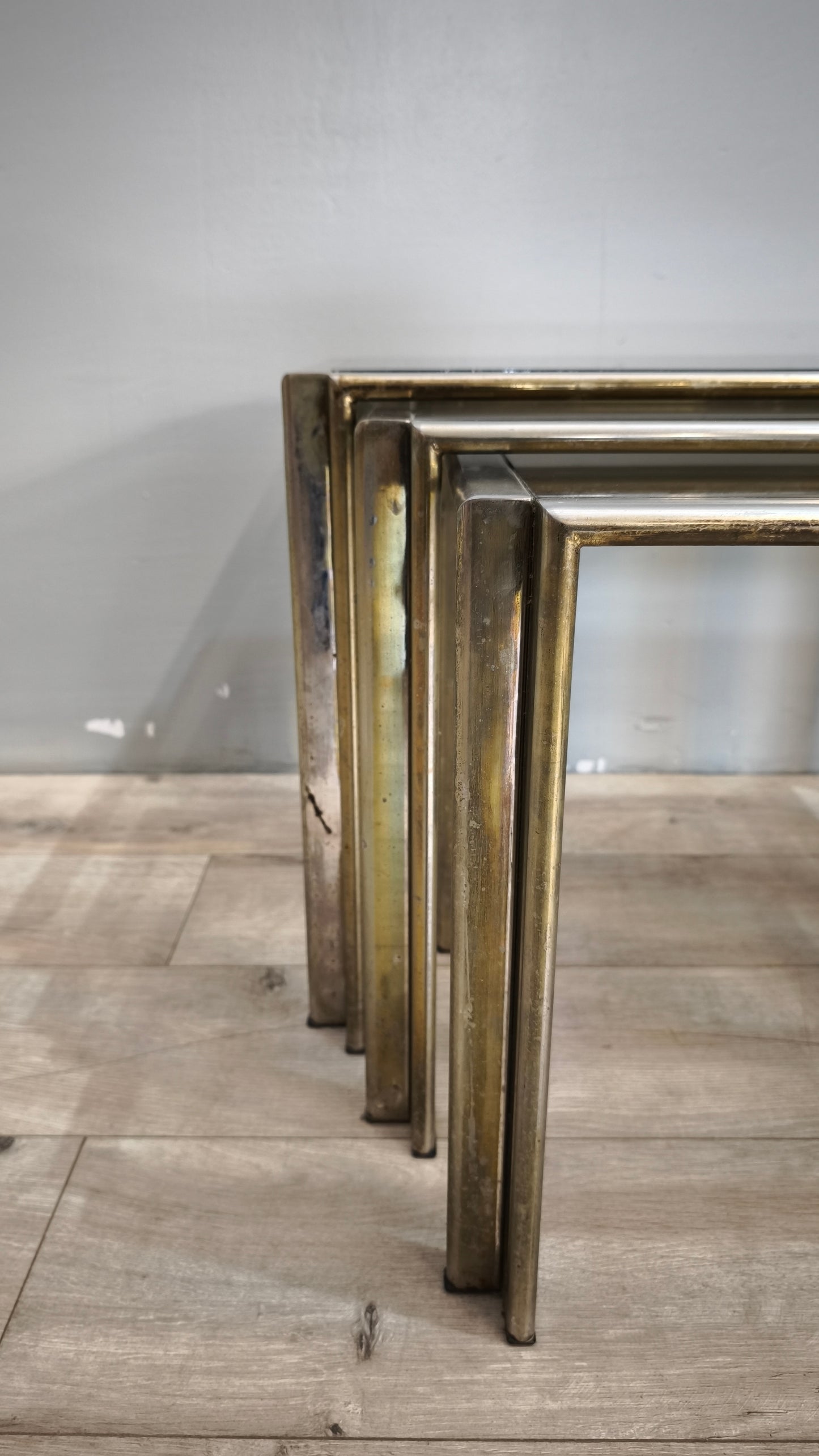 89660 Trittico di tavolini in ottone e vetro fumé
