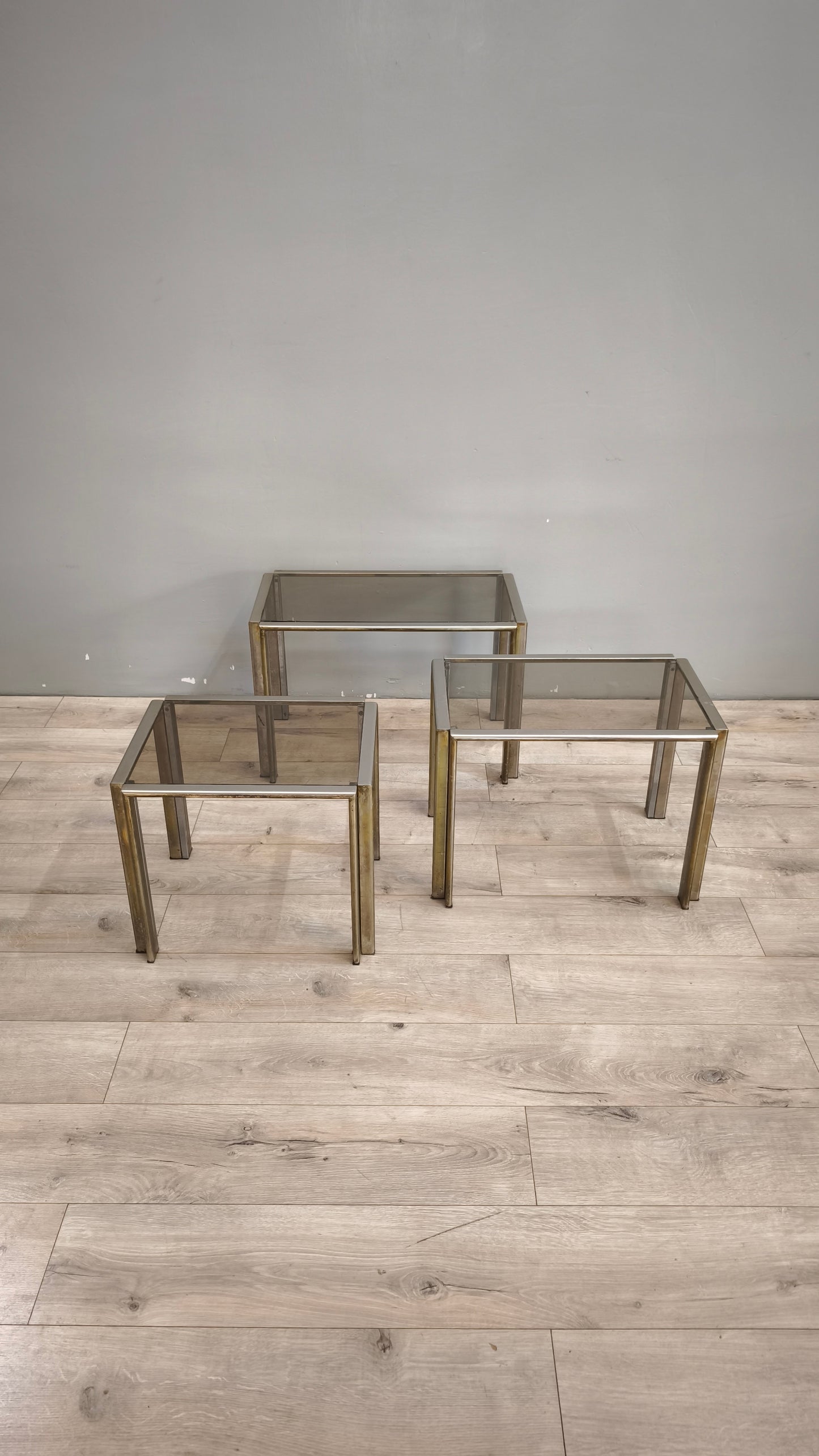 89660 Trittico di tavolini in ottone e vetro fumé
