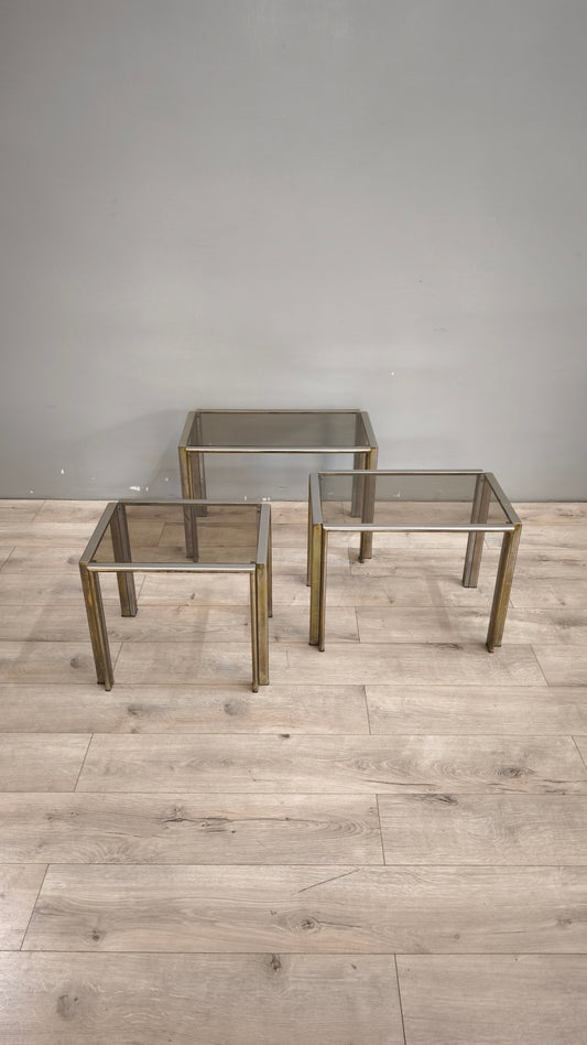 89660 Trittico di tavolini in ottone e vetro fumé