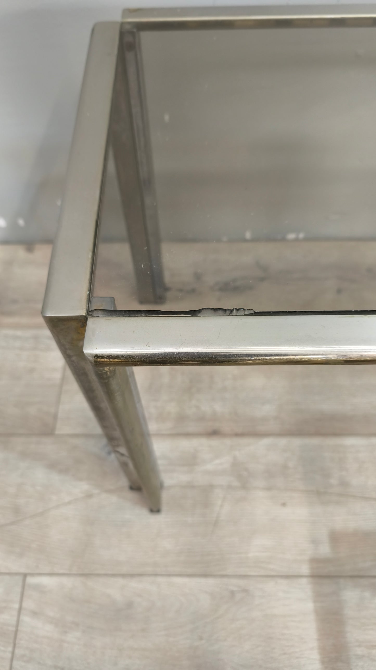 89660 Trittico di tavolini in ottone e vetro fumé