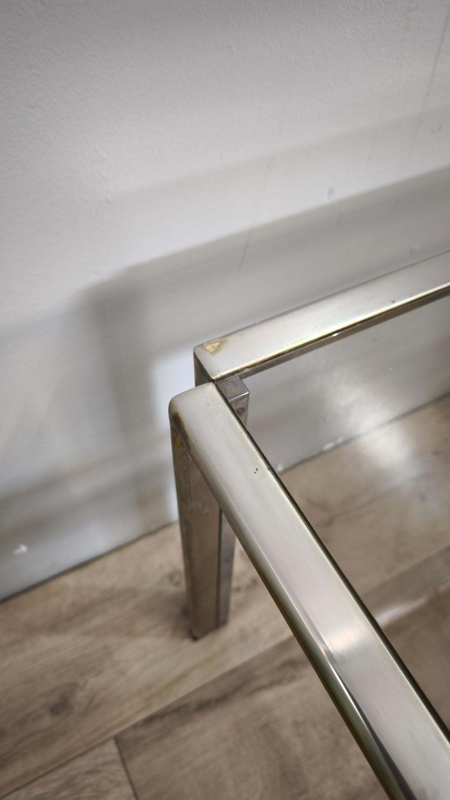 89660 Trittico di tavolini in ottone e vetro fumé