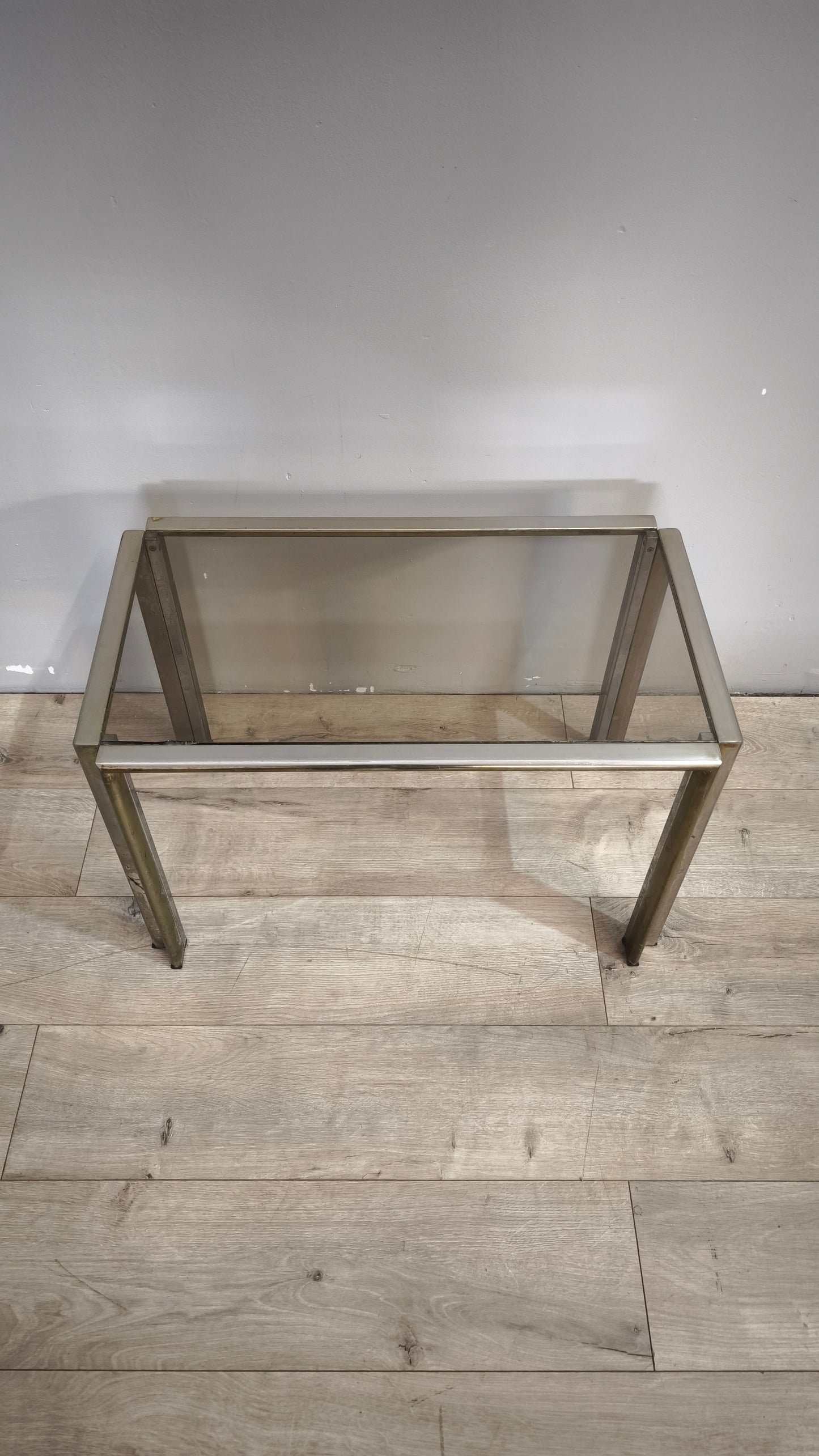 89660 Trittico di tavolini in ottone e vetro fumé