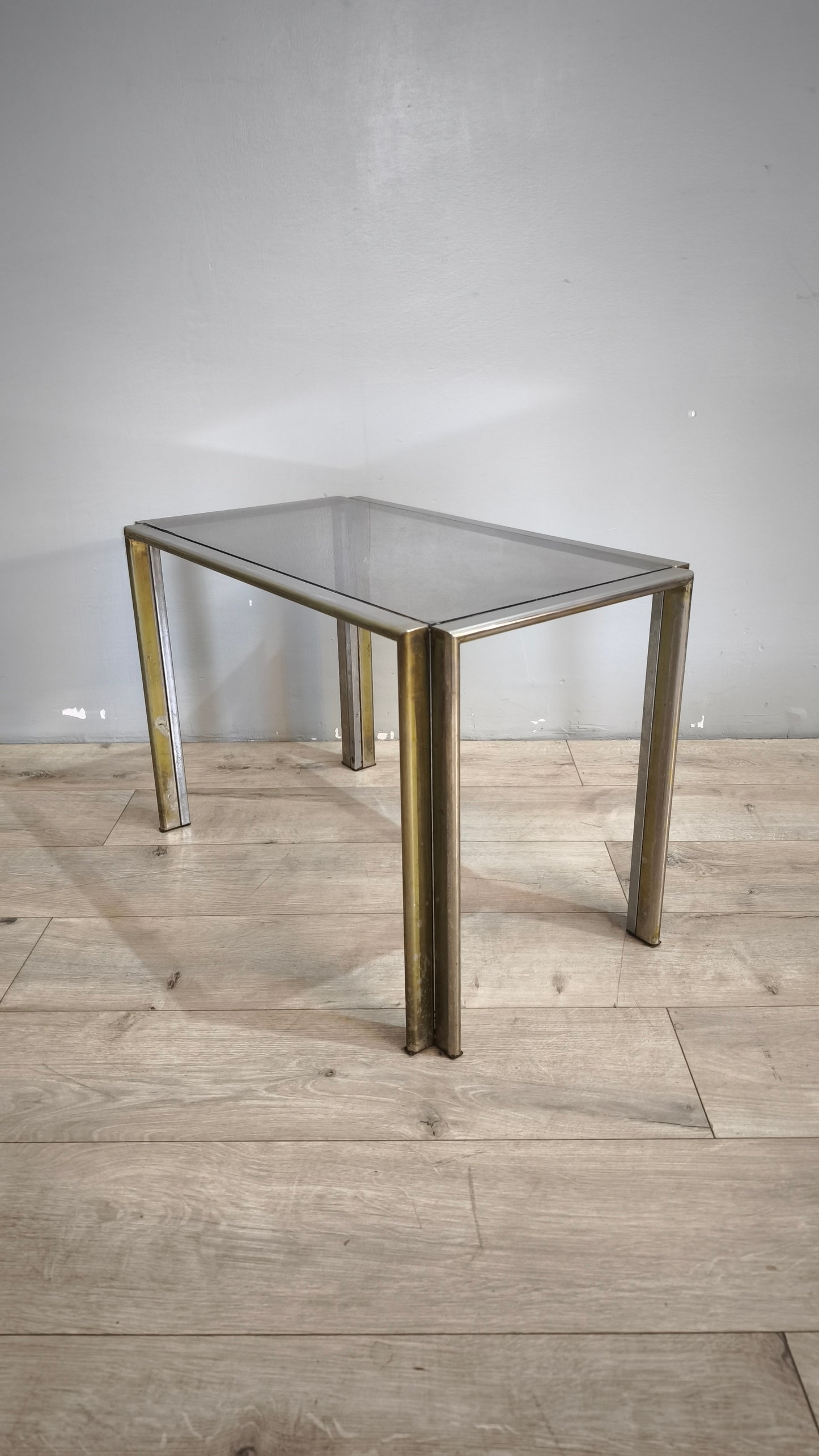 89660 Trittico di tavolini in ottone e vetro fumé