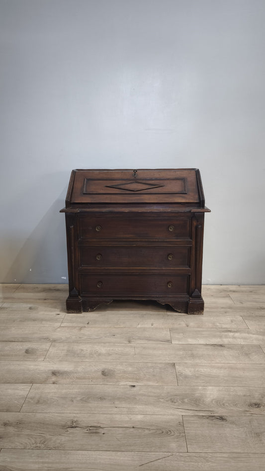 89666 Secretaire in legno massello con piano a ribalta