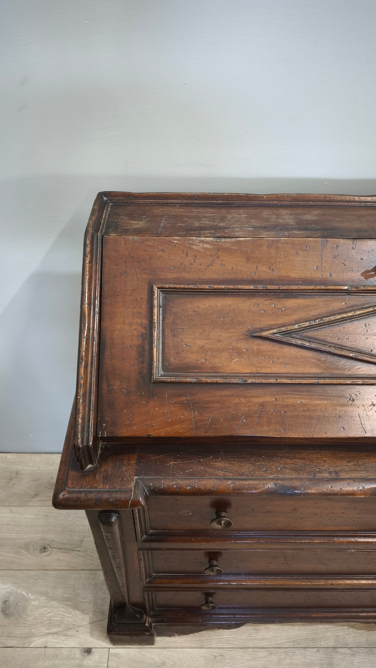 89666 Secretaire in legno massello con piano a ribalta