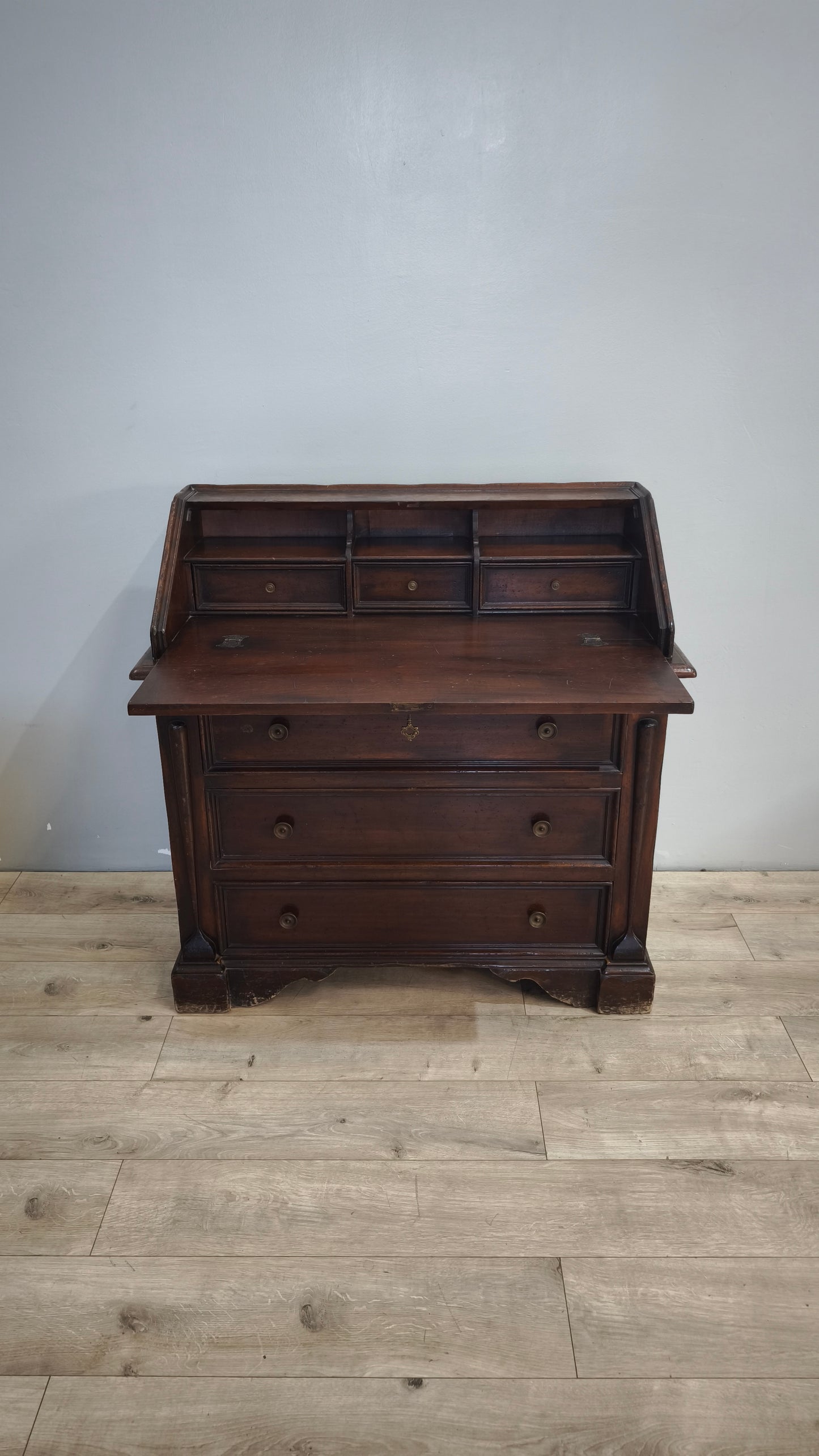 89666 Secretaire in legno massello con piano a ribalta