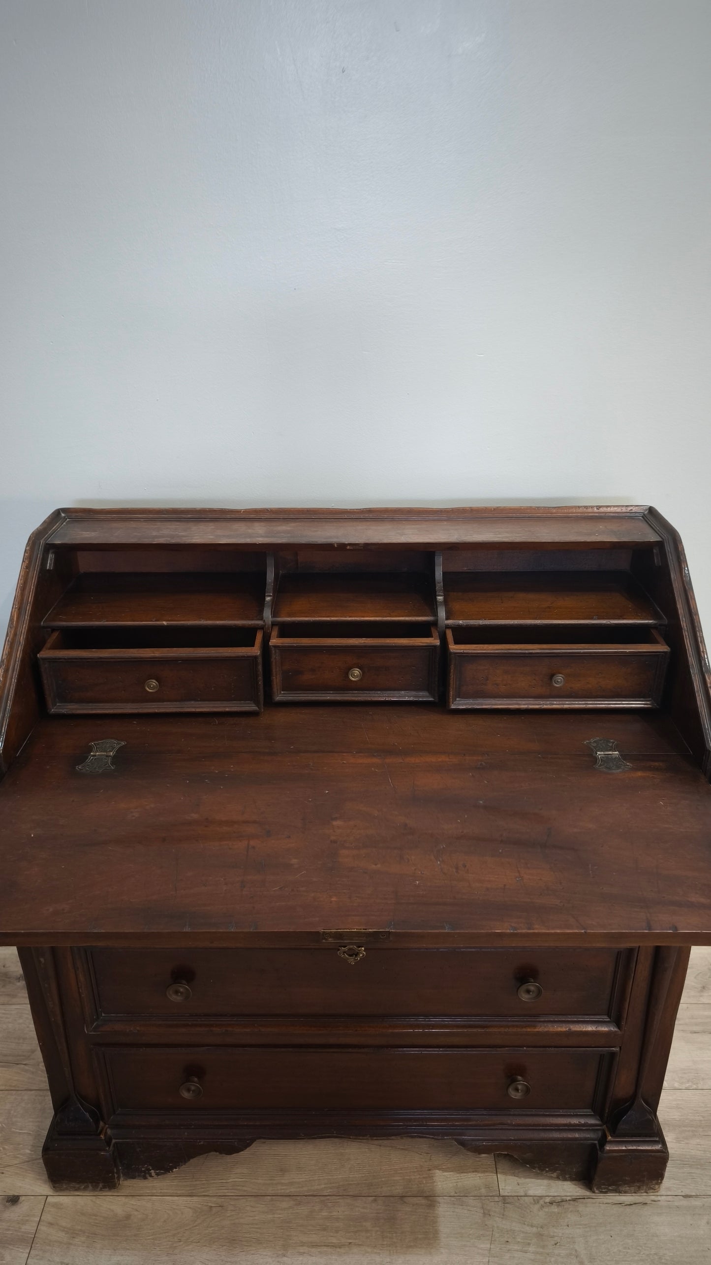 89666 Secretaire in legno massello con piano a ribalta