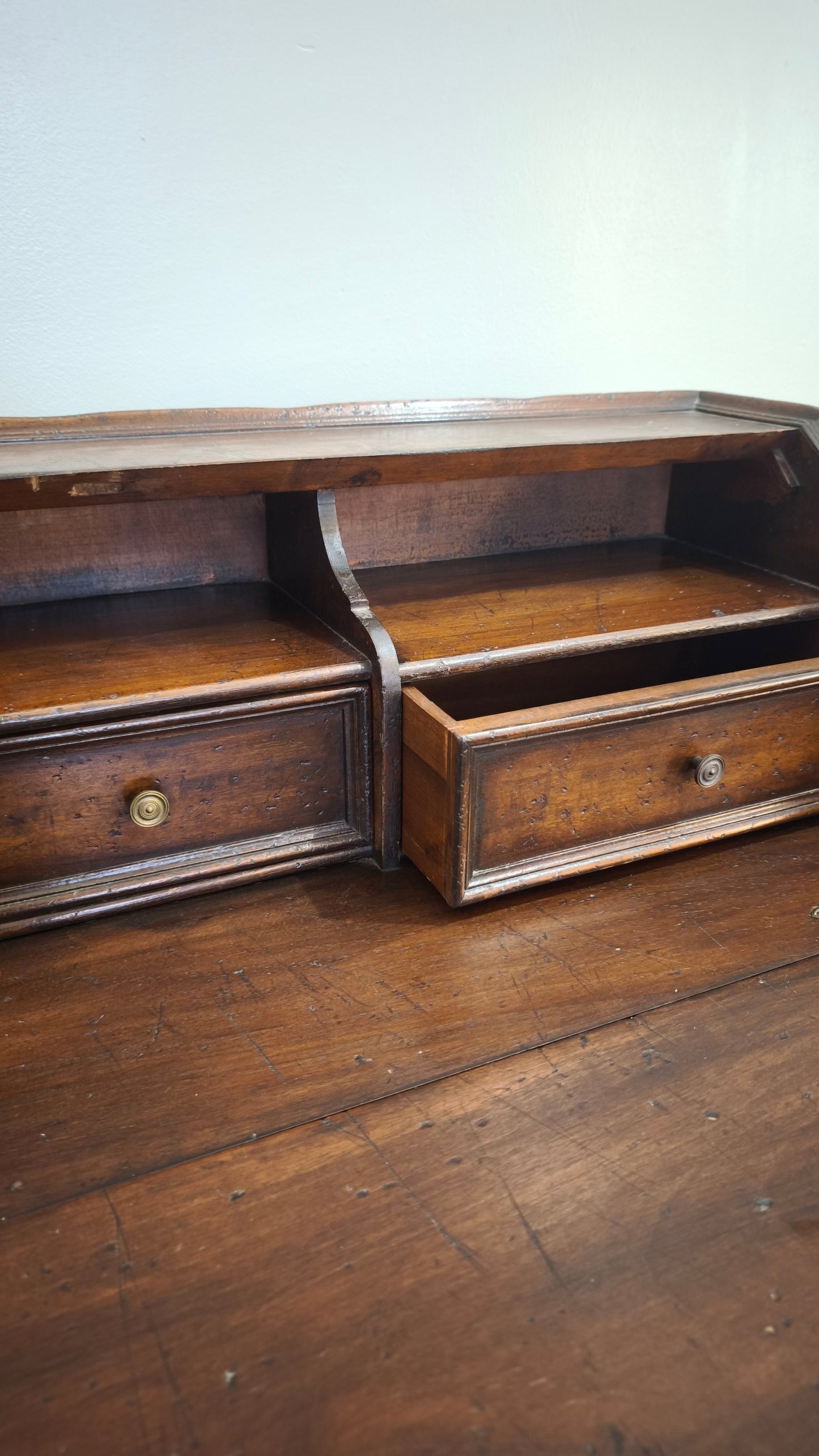 89666 Secretaire in legno massello con piano a ribalta