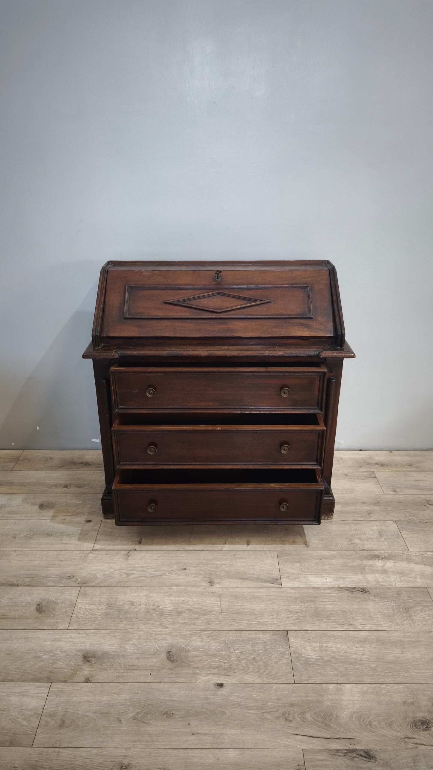 89666 Secretaire in legno massello con piano a ribalta