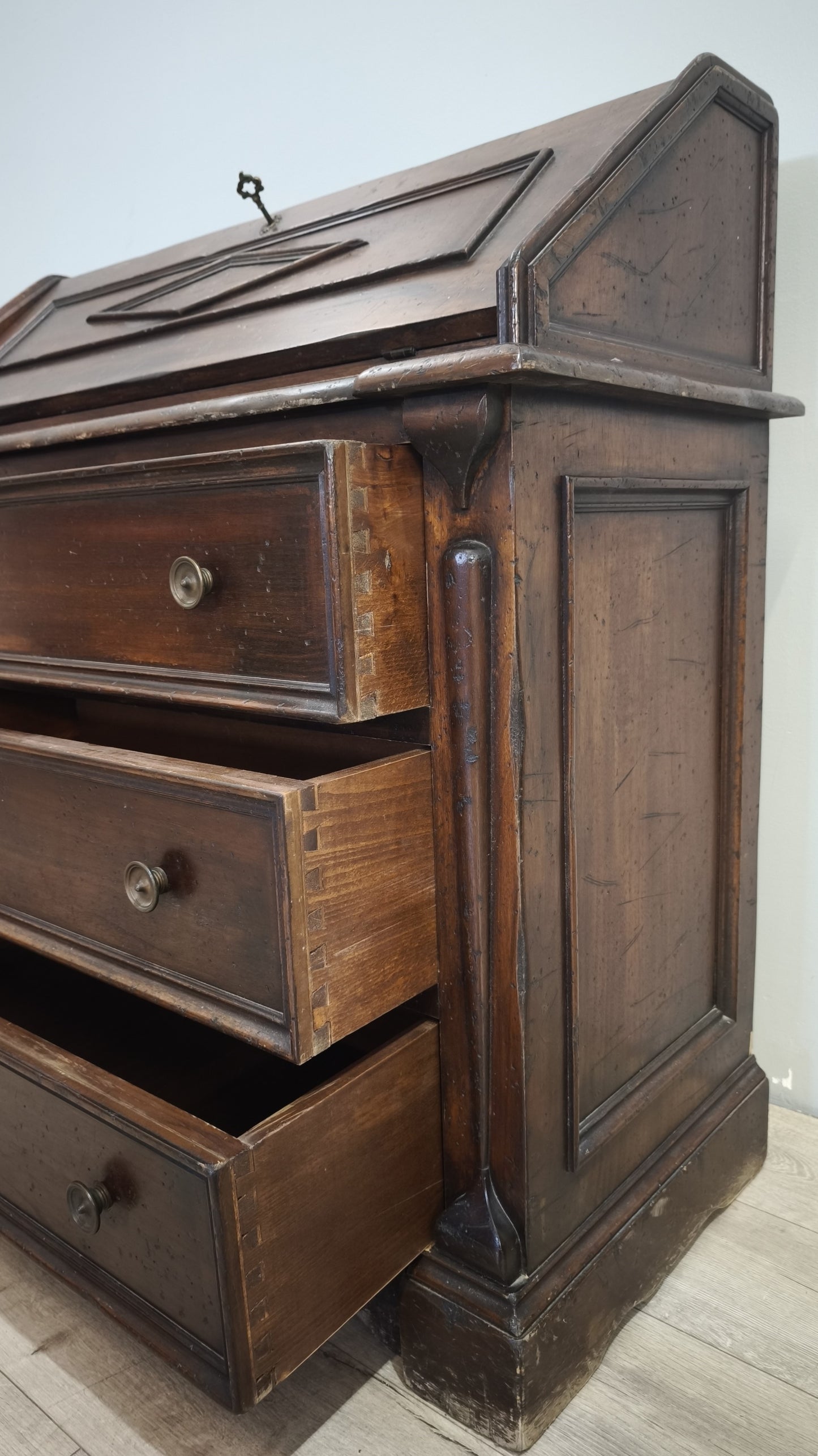 89666 Secretaire in legno massello con piano a ribalta