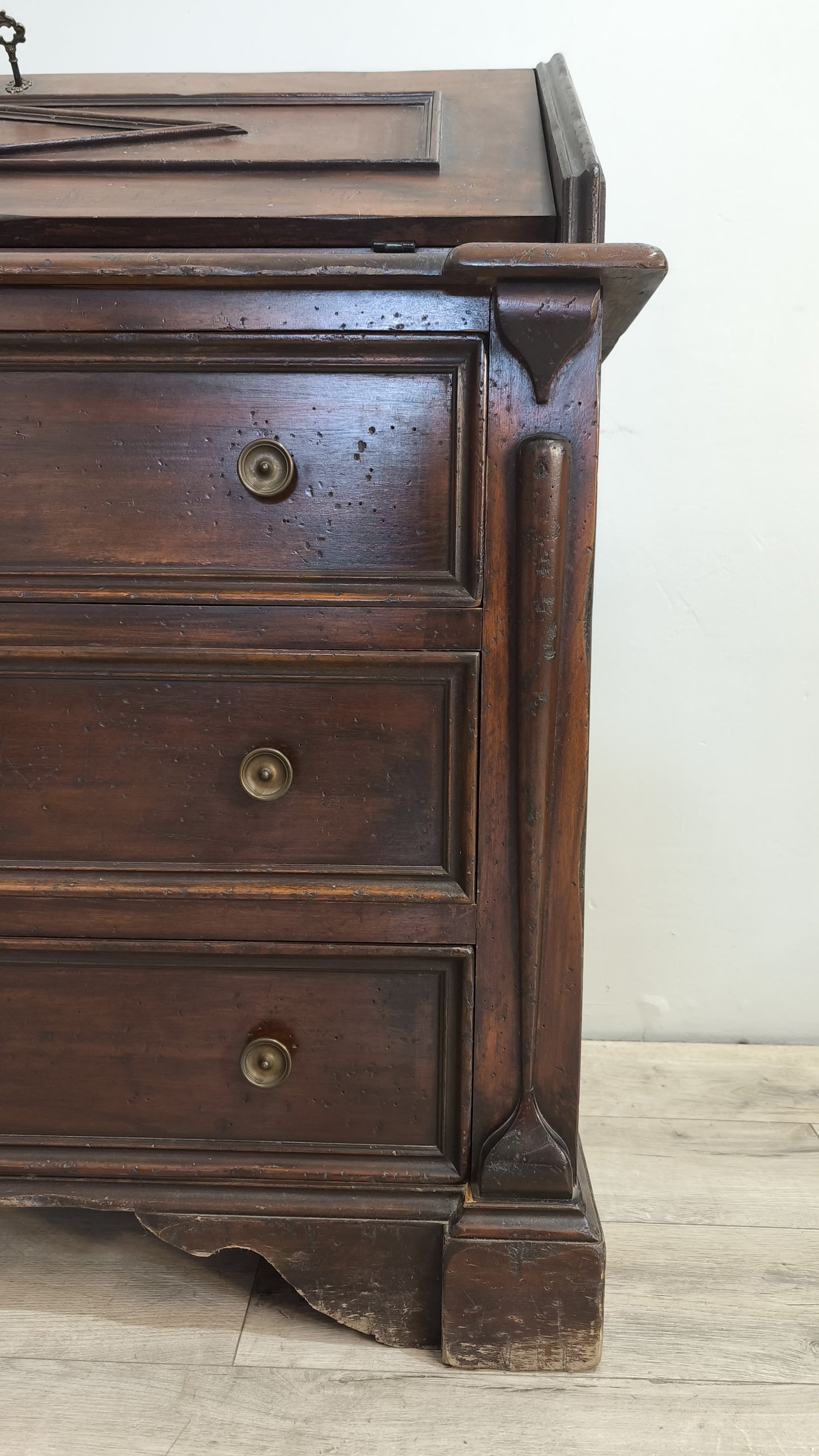 89666 Secretaire in legno massello con piano a ribalta