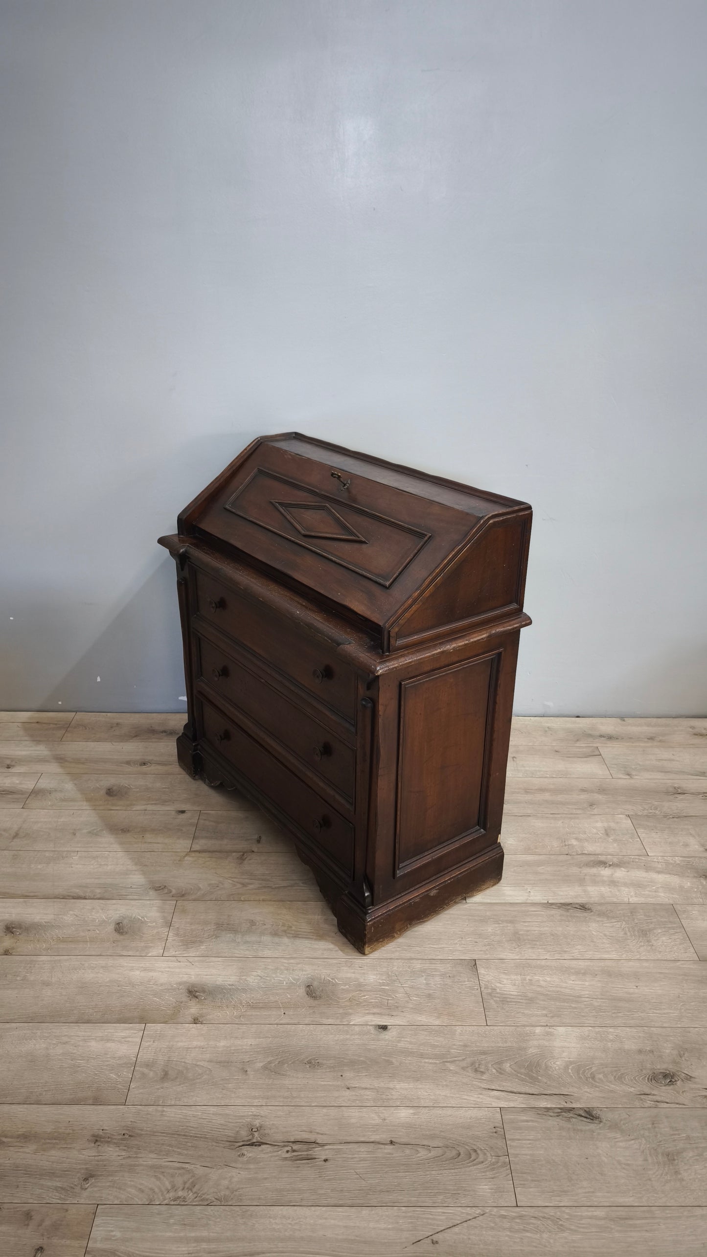 89666 Secretaire in legno massello con piano a ribalta