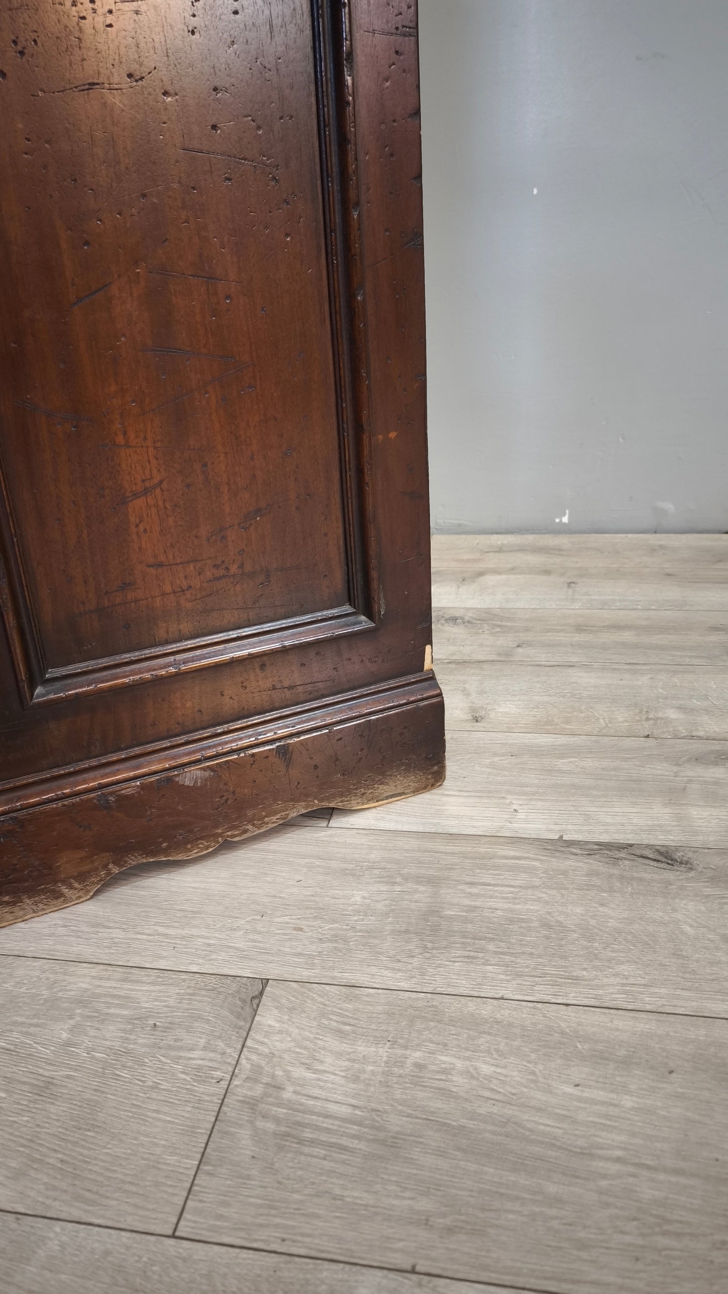 89666 Secretaire in legno massello con piano a ribalta