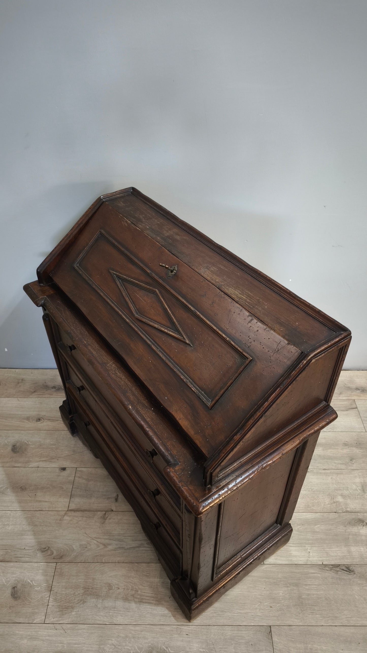 89666 Secretaire in legno massello con piano a ribalta