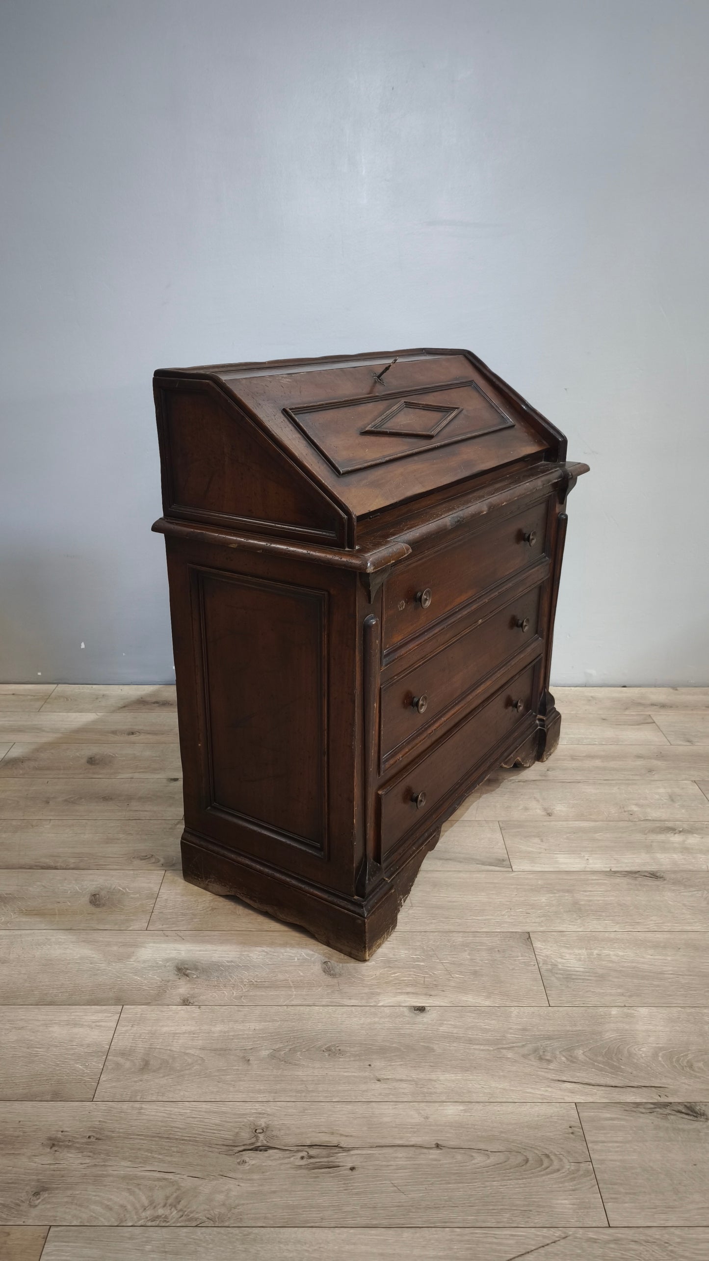 89666 Secretaire in legno massello con piano a ribalta