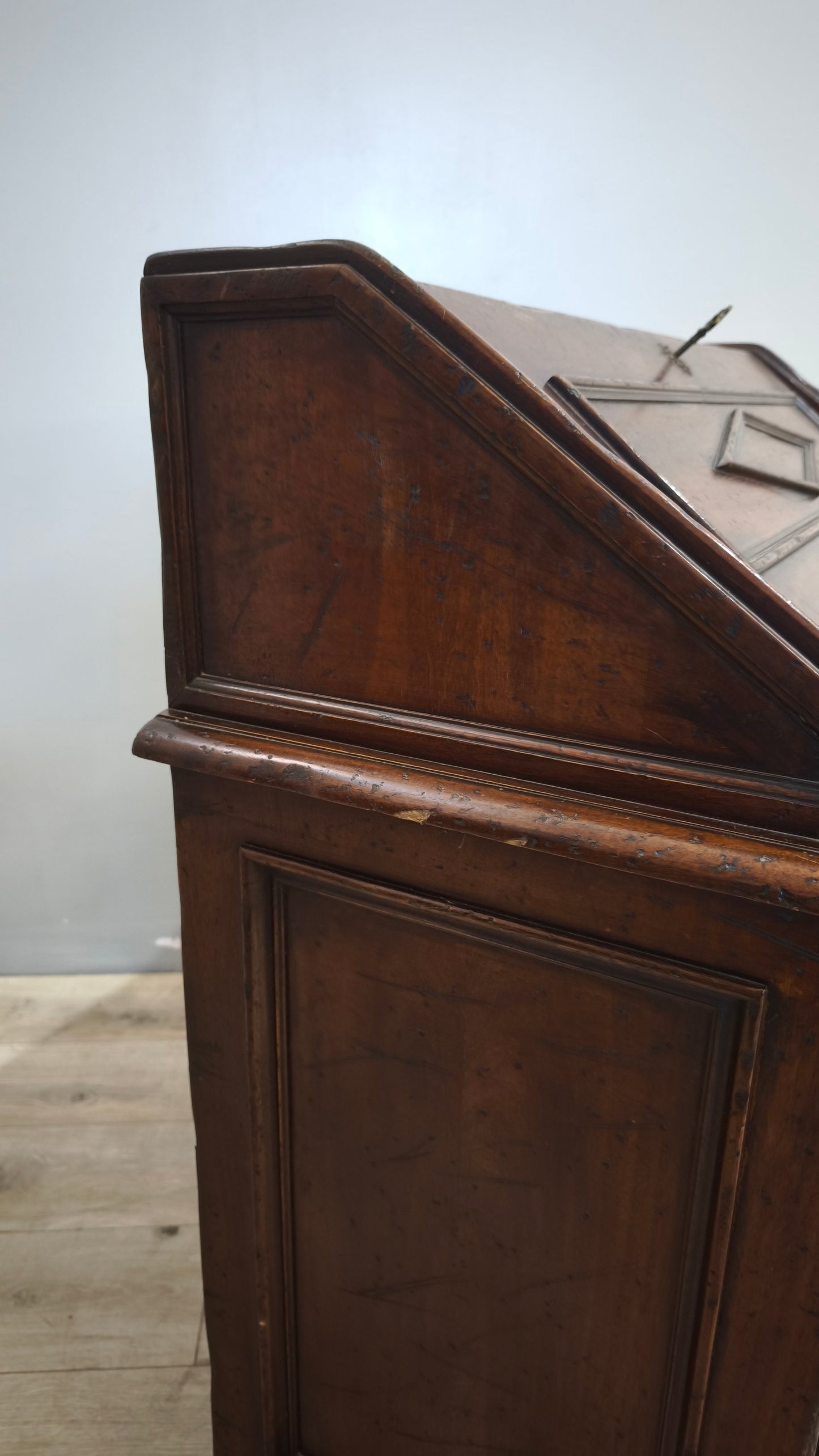 89666 Secretaire in legno massello con piano a ribalta