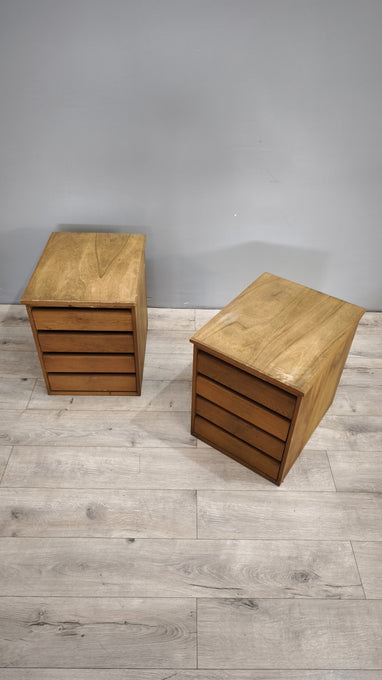 89689 Piccola cassettiera in legno