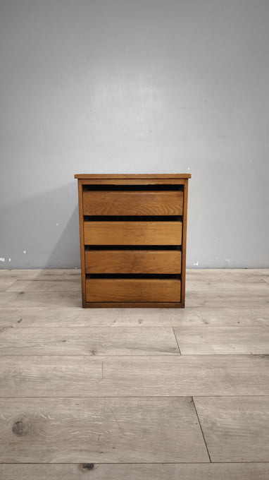 89689 Piccola cassettiera in legno