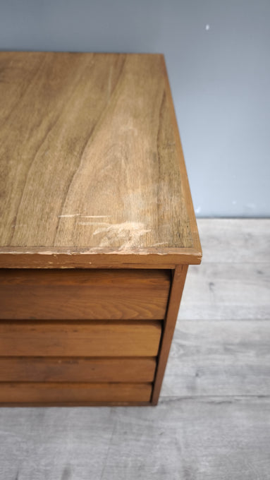 89689 Piccola cassettiera in legno