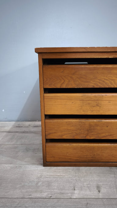 89689 Piccola cassettiera in legno