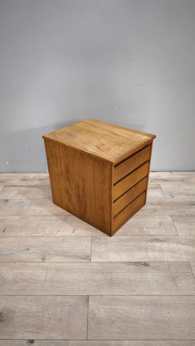 89689 Piccola cassettiera in legno