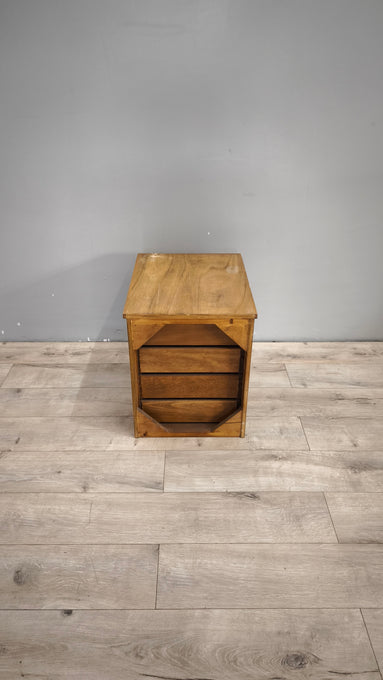 89689 Piccola cassettiera in legno