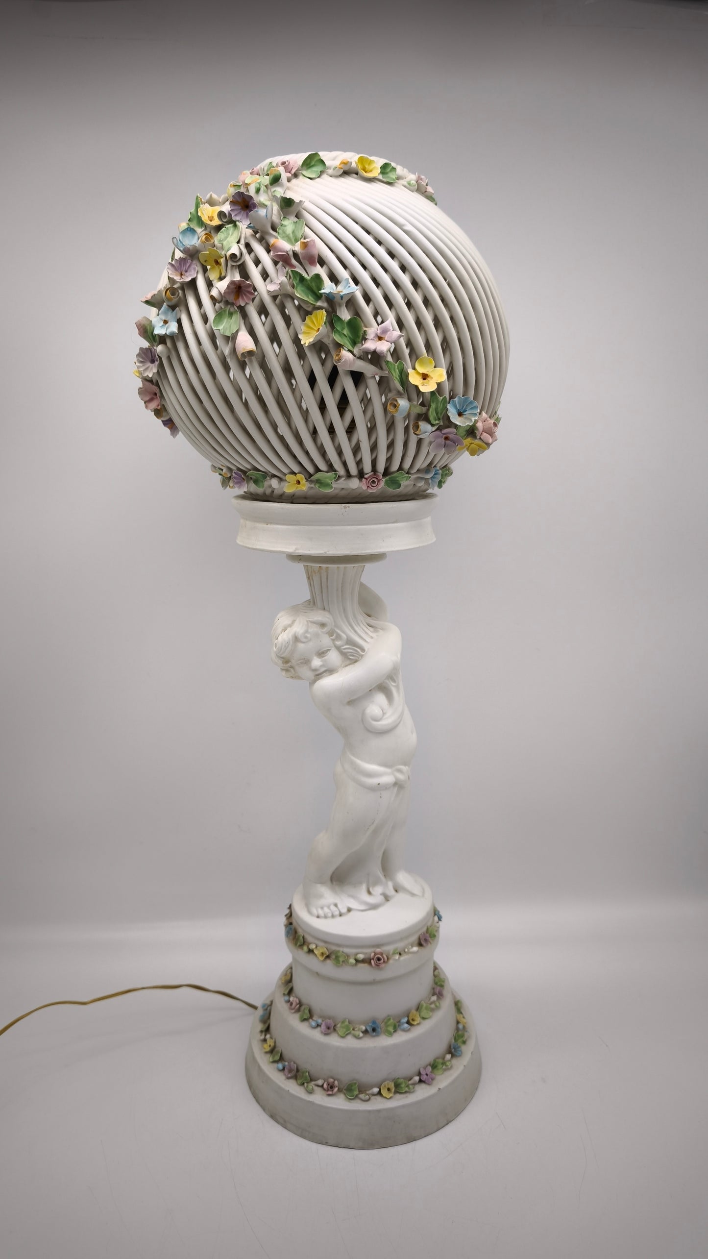 89677 Lampada in ceramica di Capodimonte con decoro fiori