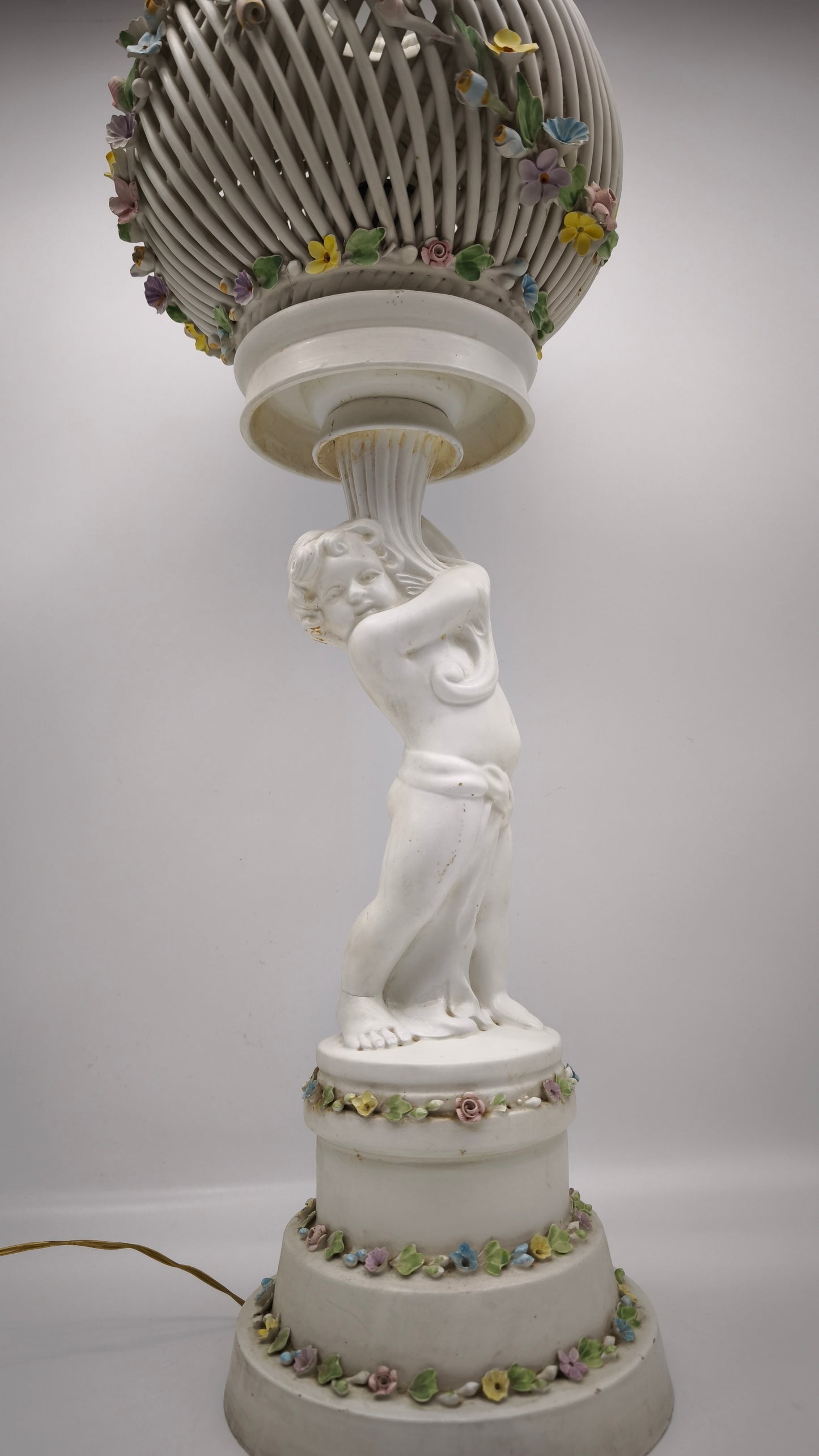 89677 Lampada in ceramica di Capodimonte con decoro fiori