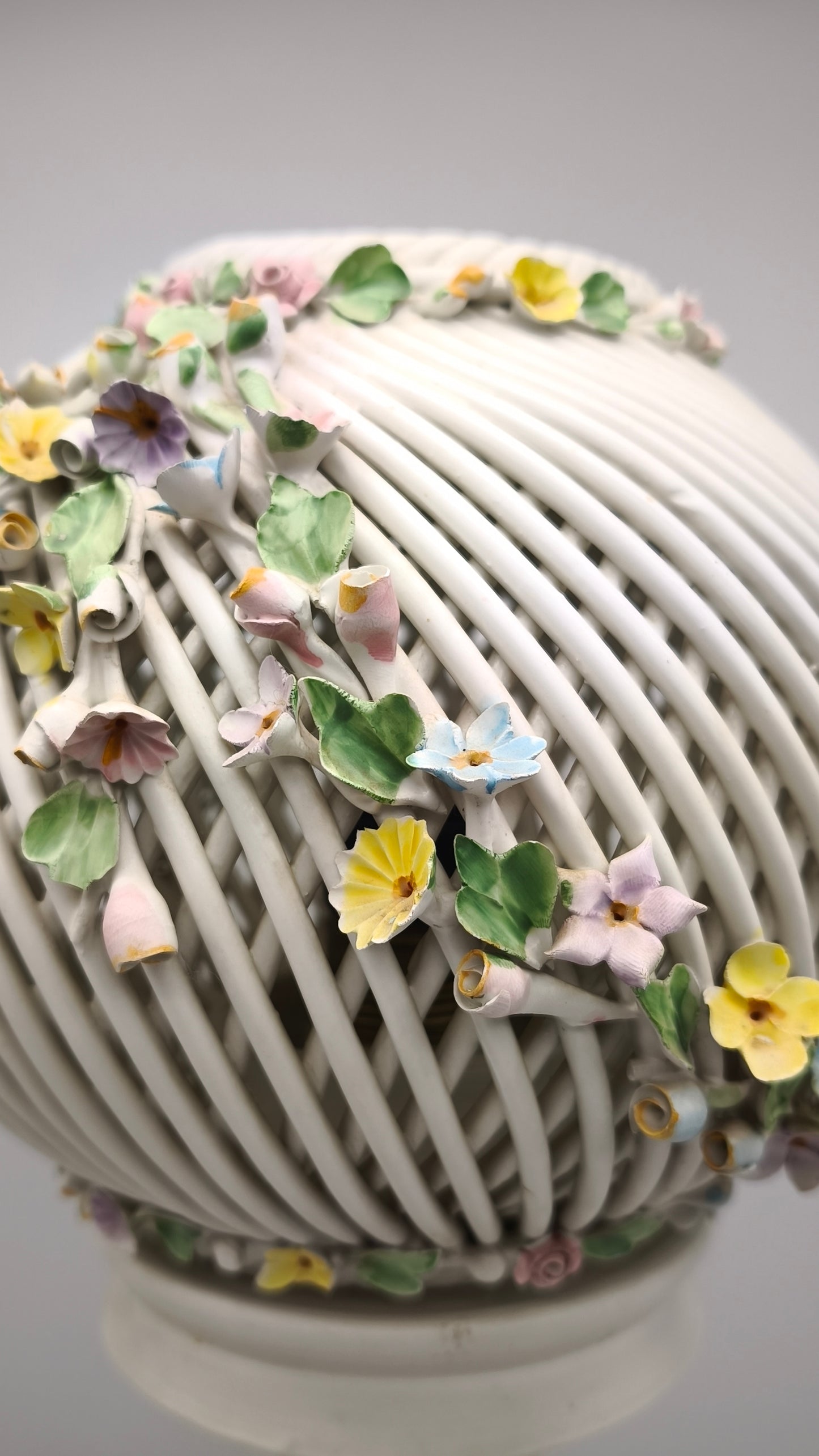 89677 Lampada in ceramica di Capodimonte con decoro fiori