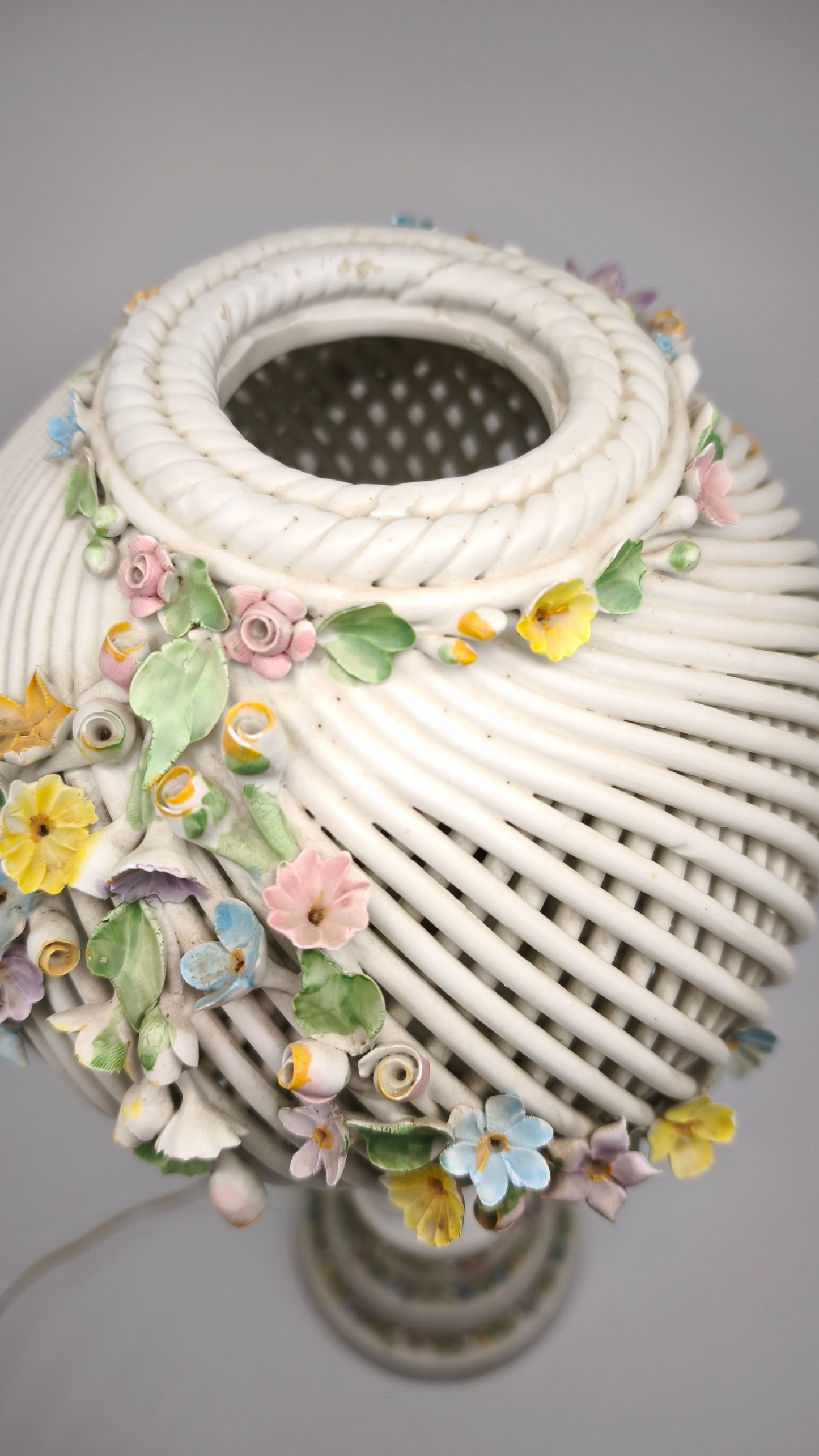 89677 Lampada in ceramica di Capodimonte con decoro fiori