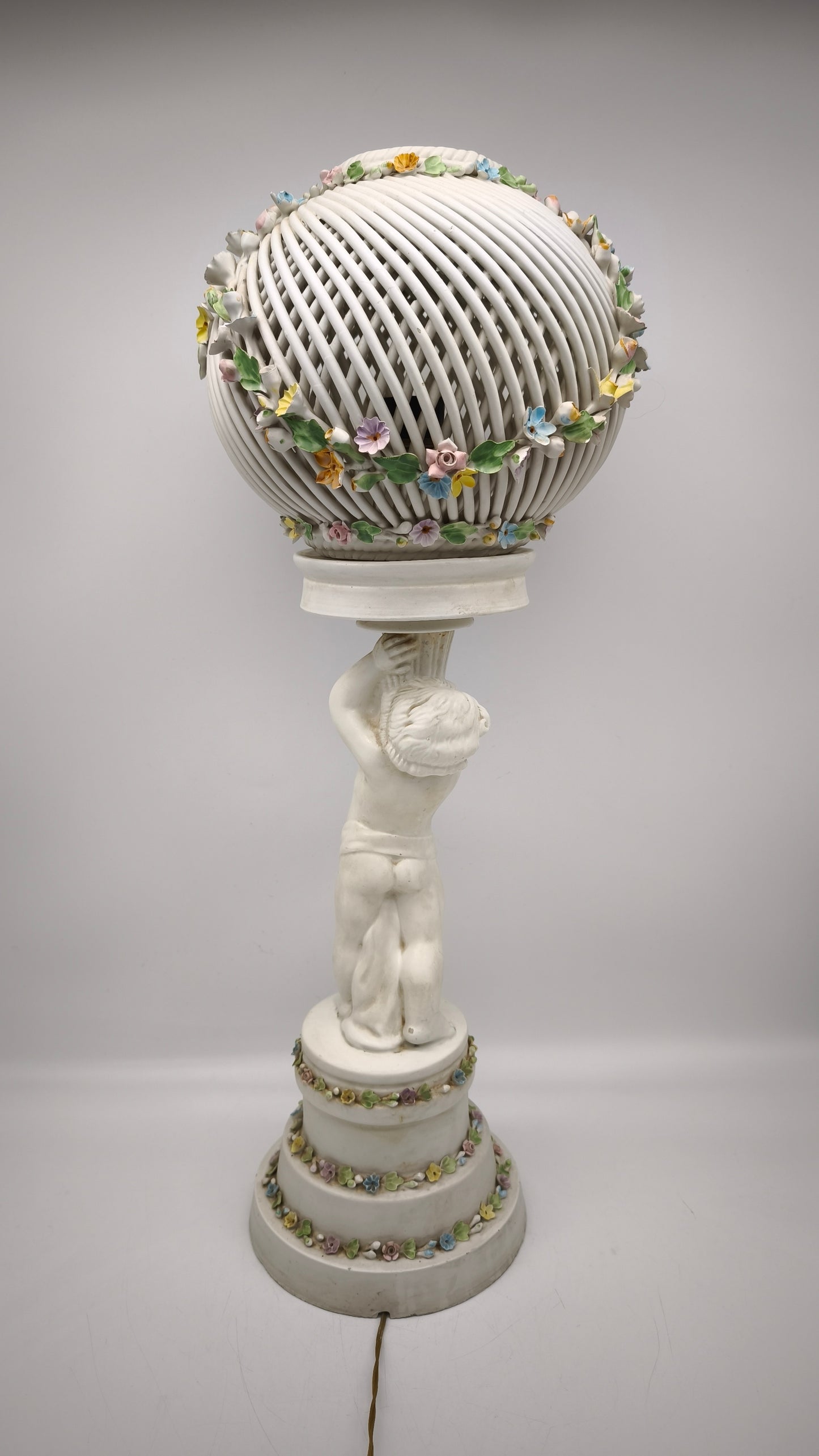 89677 Lampada in ceramica di Capodimonte con decoro fiori