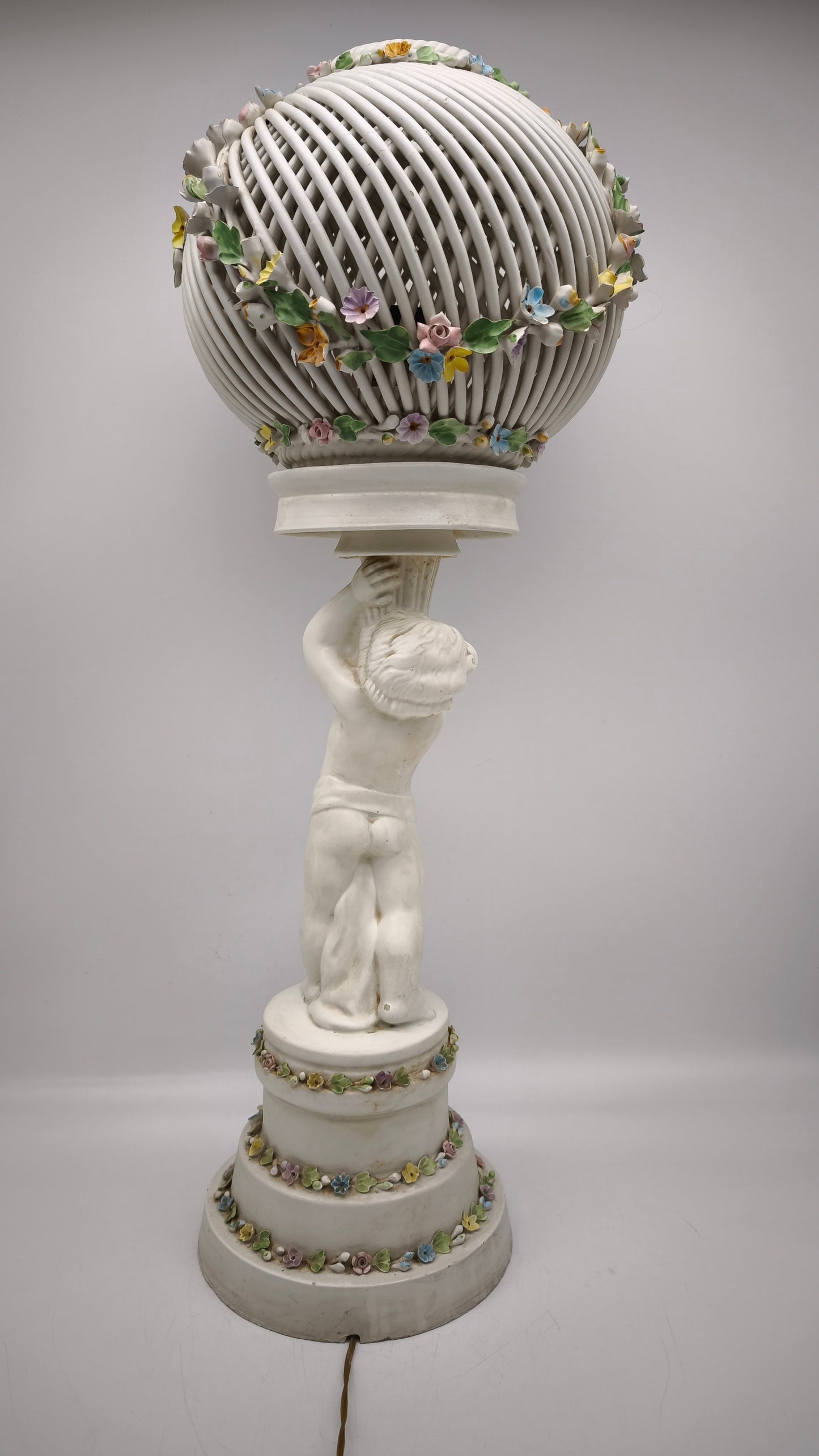 89677 Lampada in ceramica di Capodimonte con decoro fiori