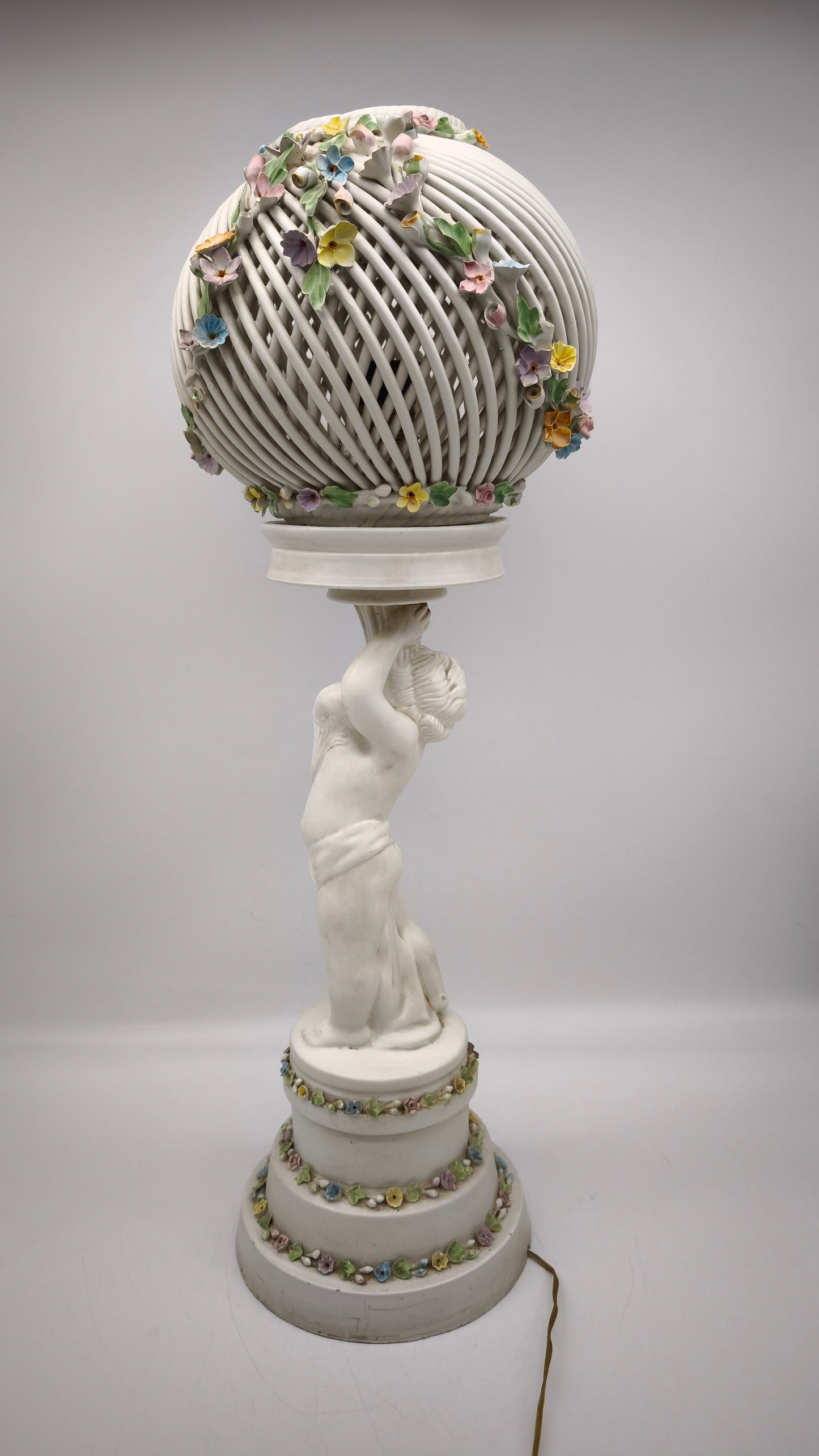 89677 Lampada in ceramica di Capodimonte con decoro fiori